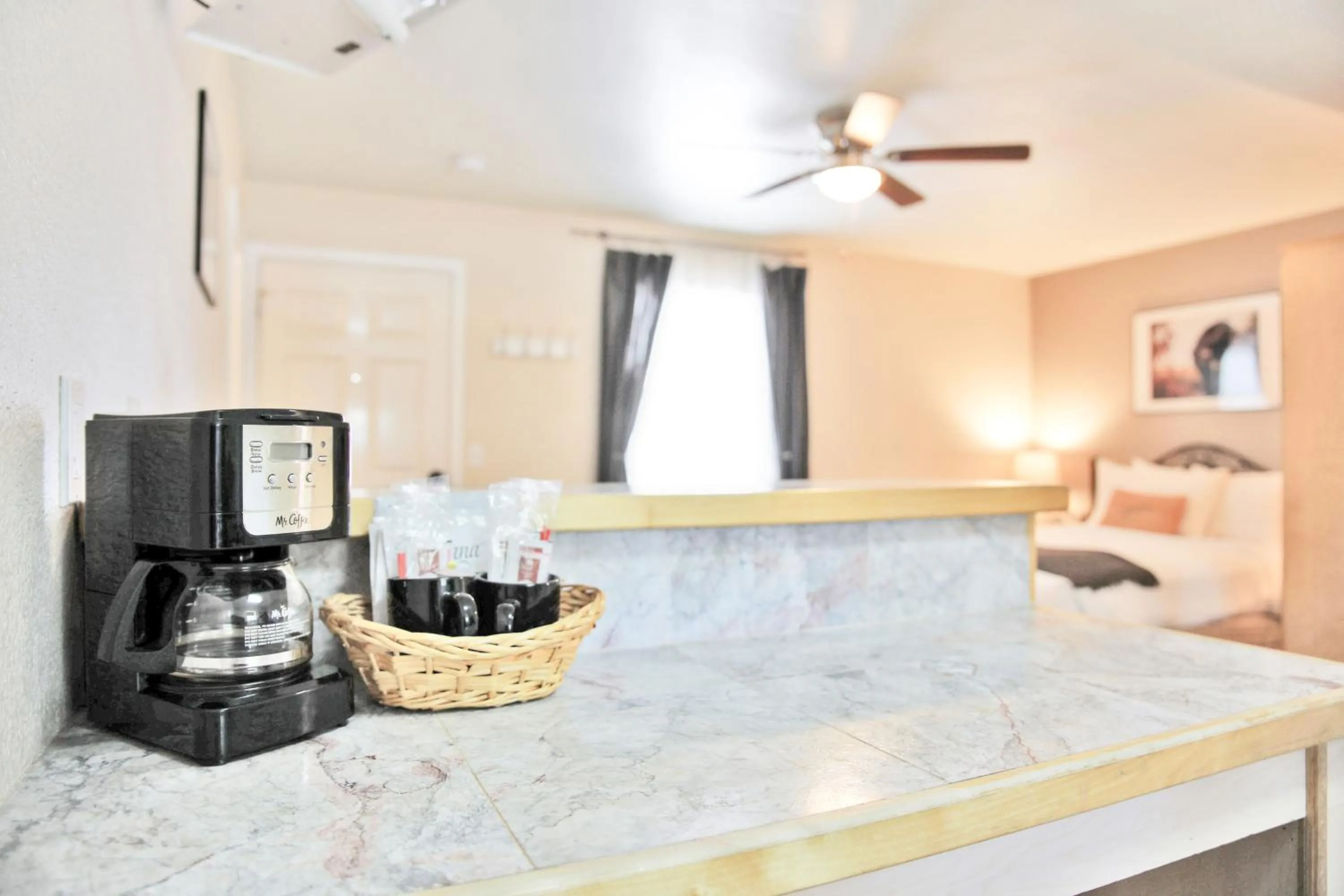 Coffee/tea facilities, Bed in Sierra Mountain Inn