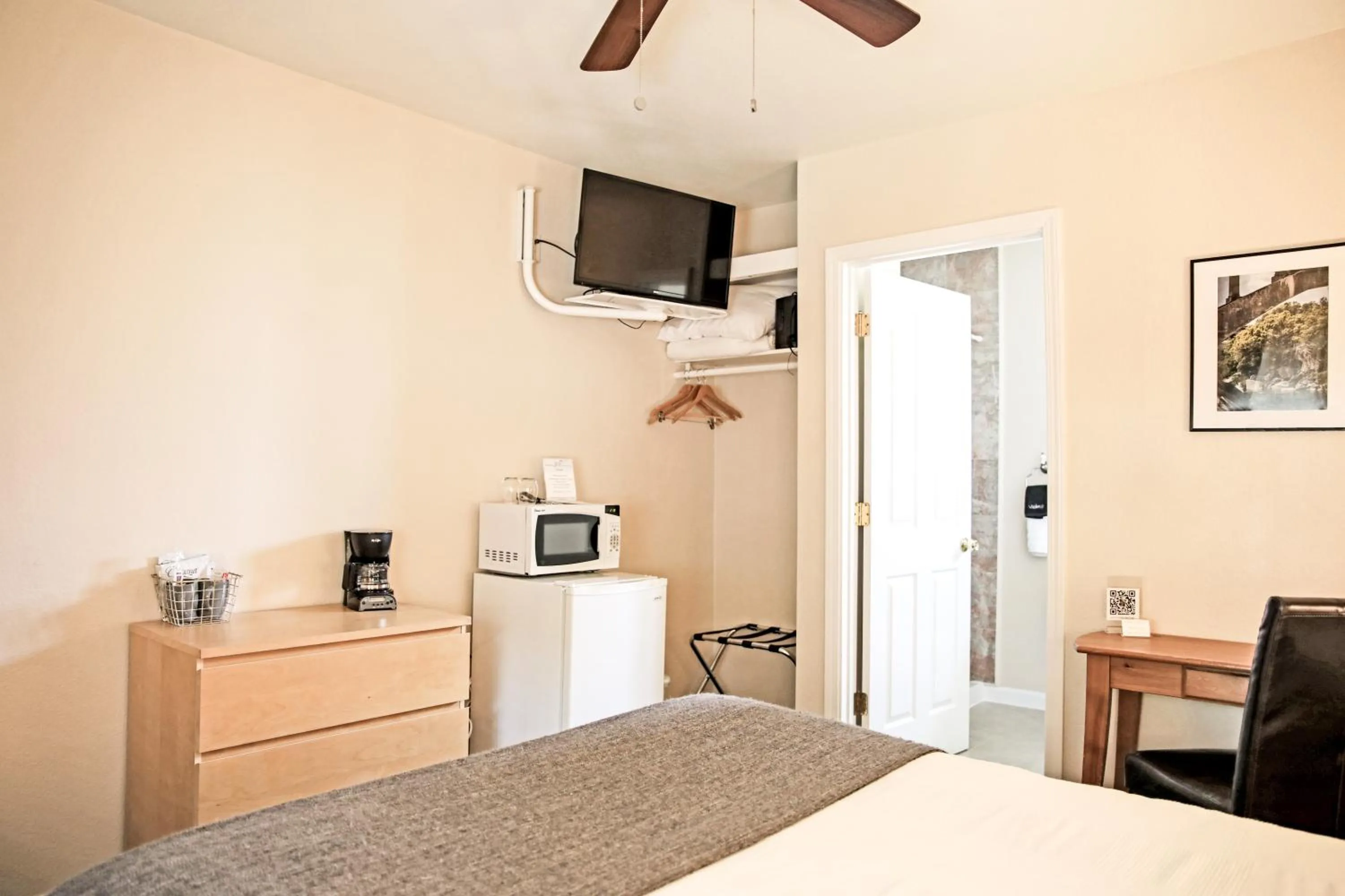 Photo of the whole room, Bed in Sierra Mountain Inn