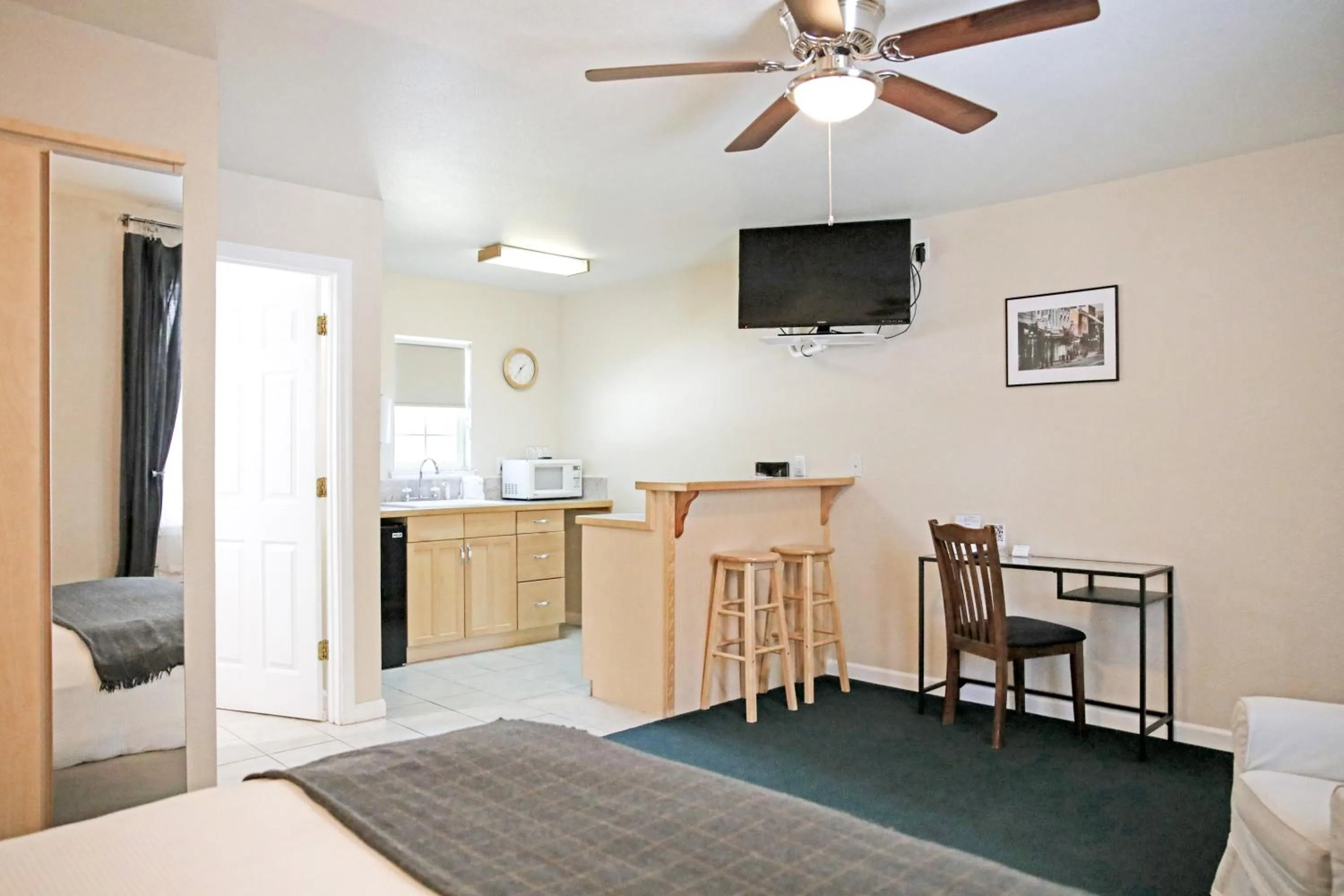TV and multimedia, Bed in Sierra Mountain Inn