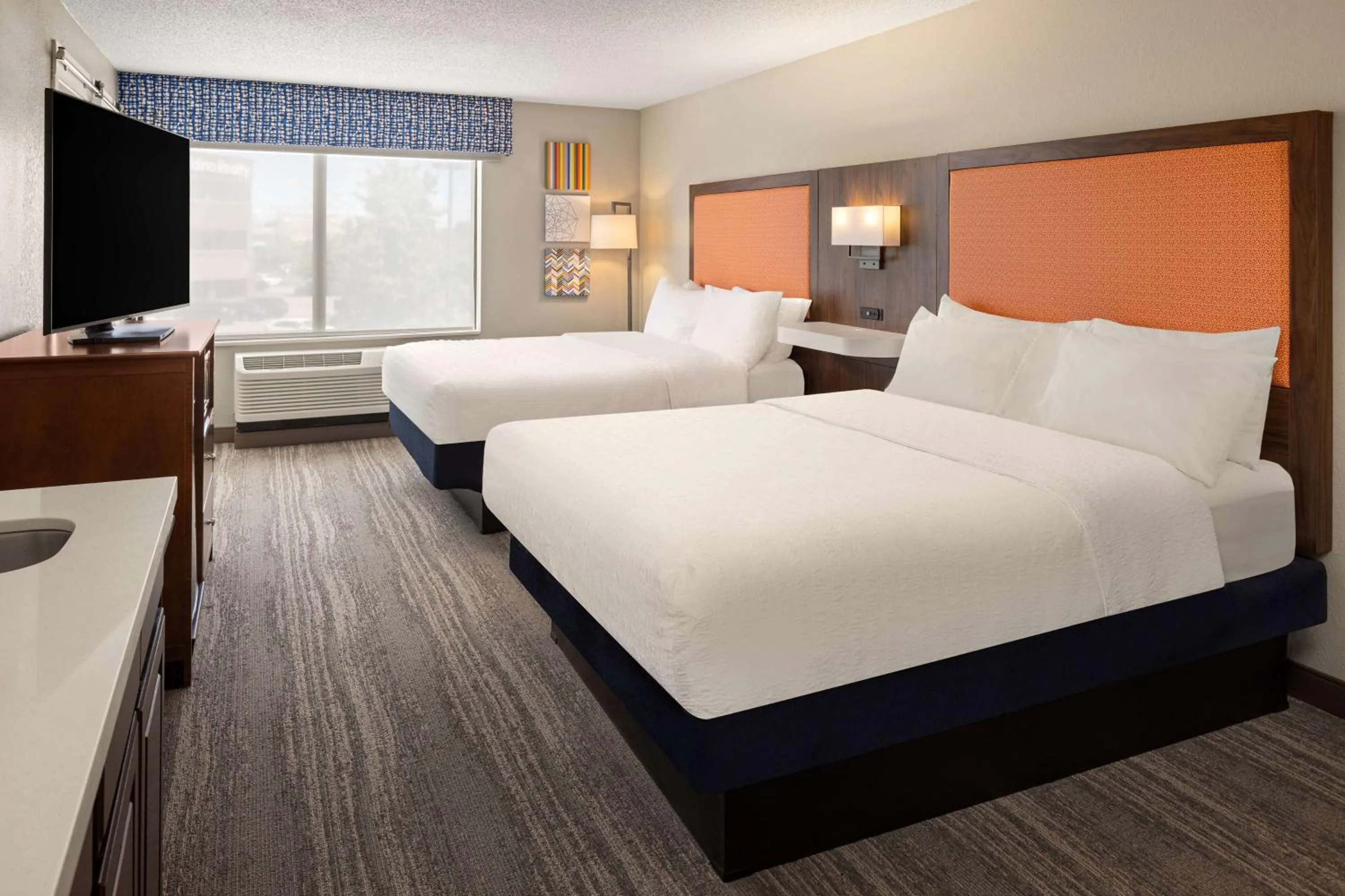 Photo of the whole room, Bed in Hampton Inn Minneapolis Northwest Maple Grove