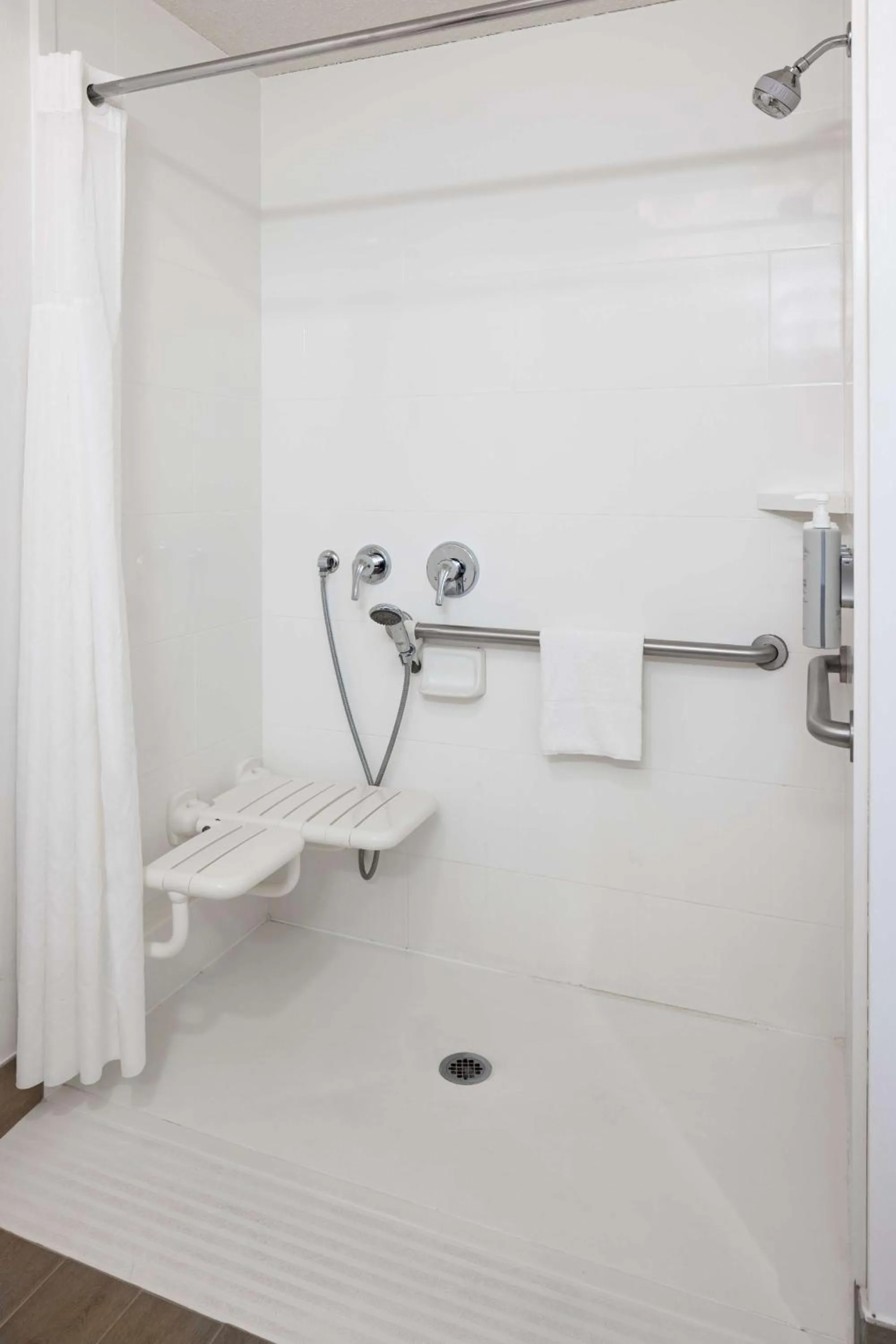 Shower in Hampton Inn Minneapolis Northwest Maple Grove