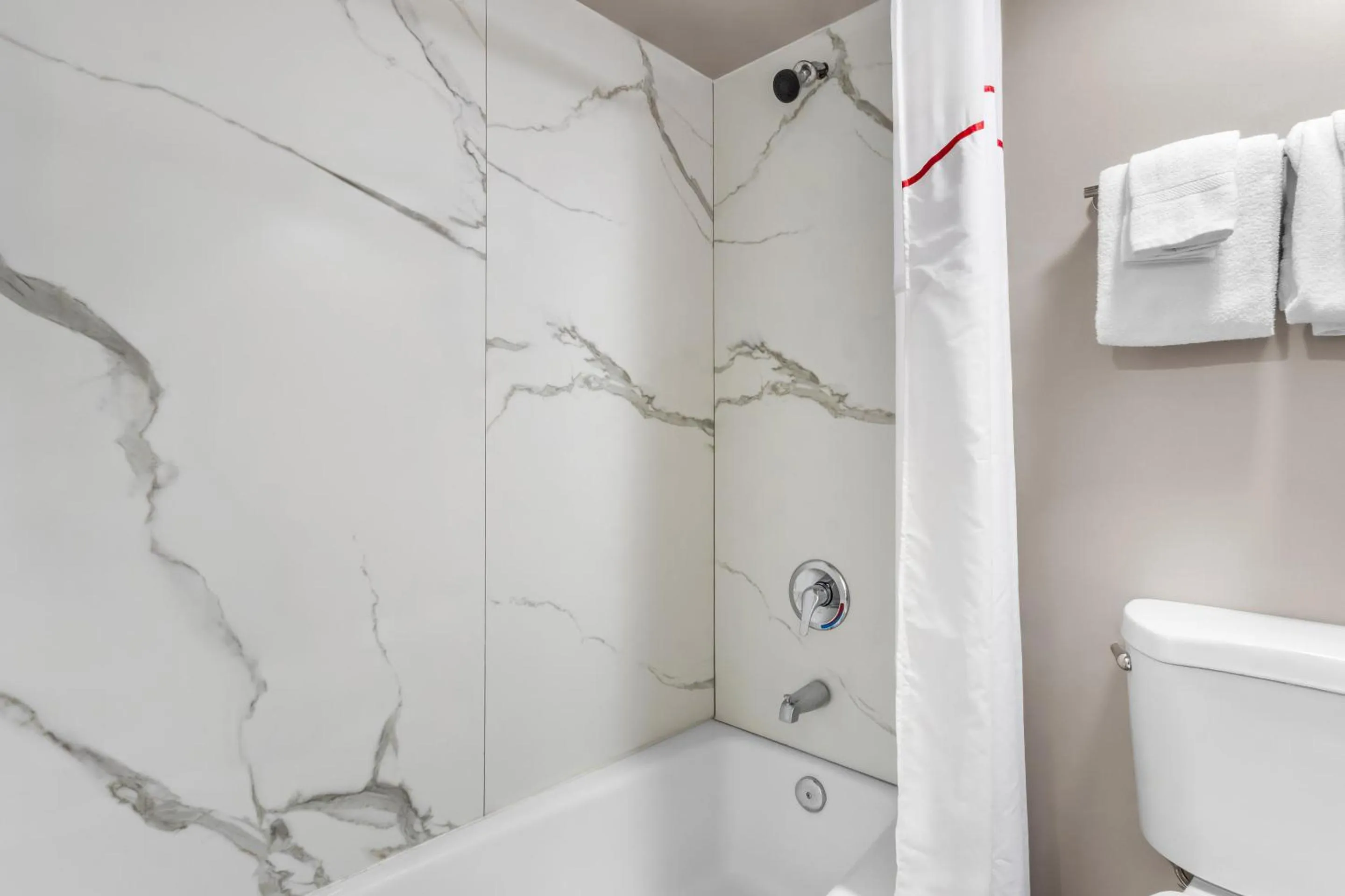 Bathroom in Red Roof Inn Globe - Miami, AZ