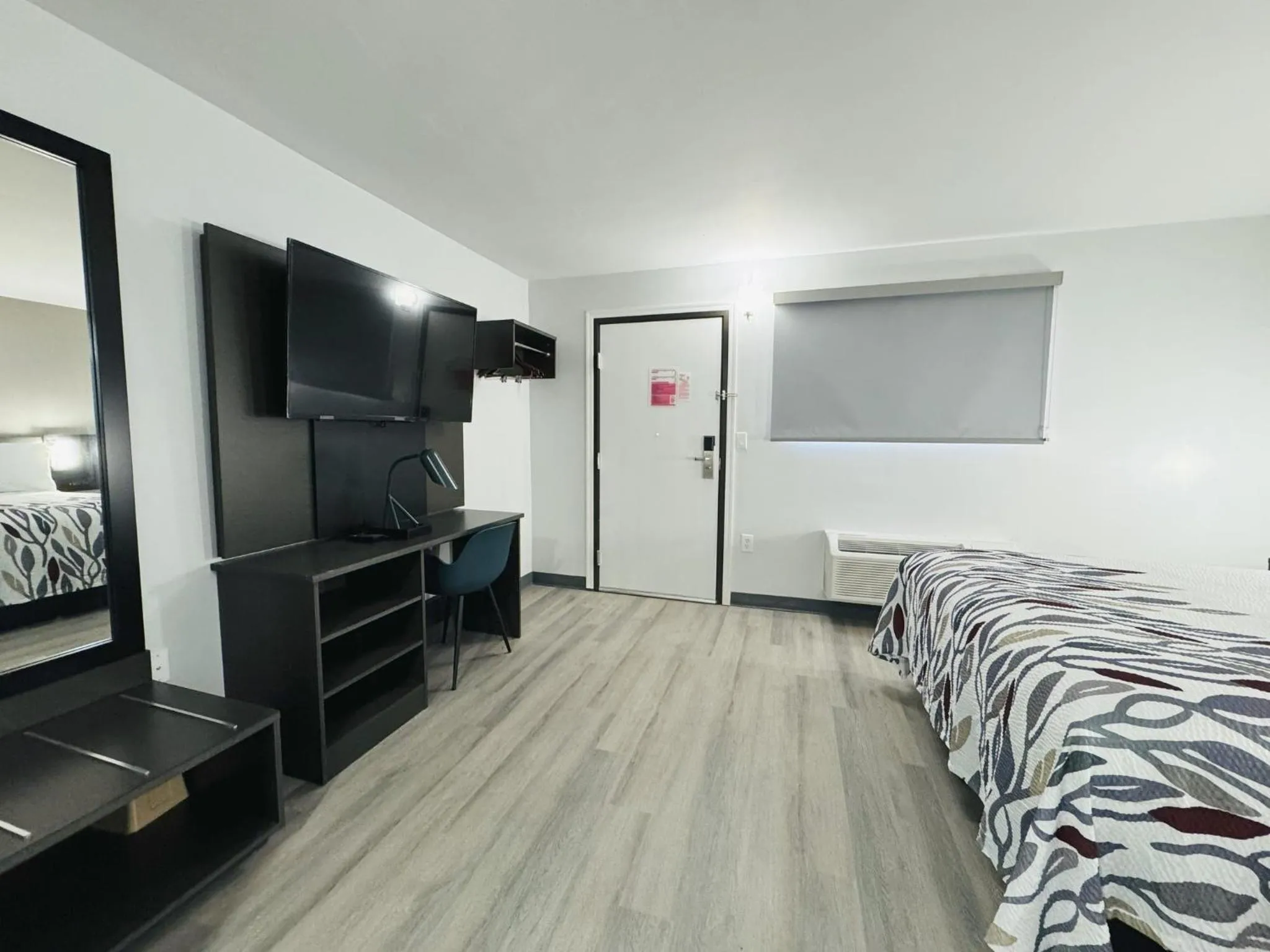 Photo of the whole room, Bed in Red Roof Inn Miami, AZ