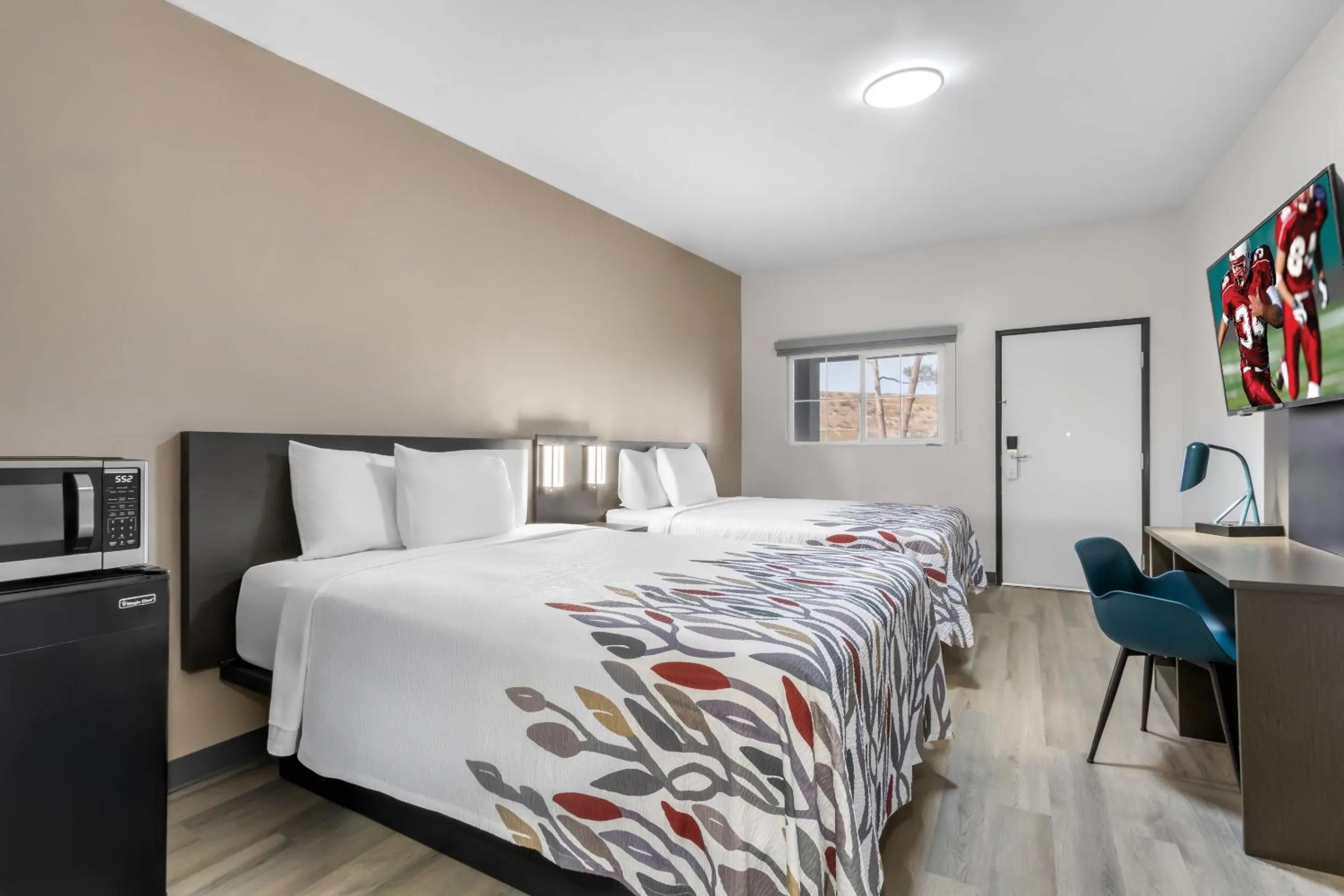 Photo of the whole room, Bed in Red Roof Inn Globe - Miami, AZ