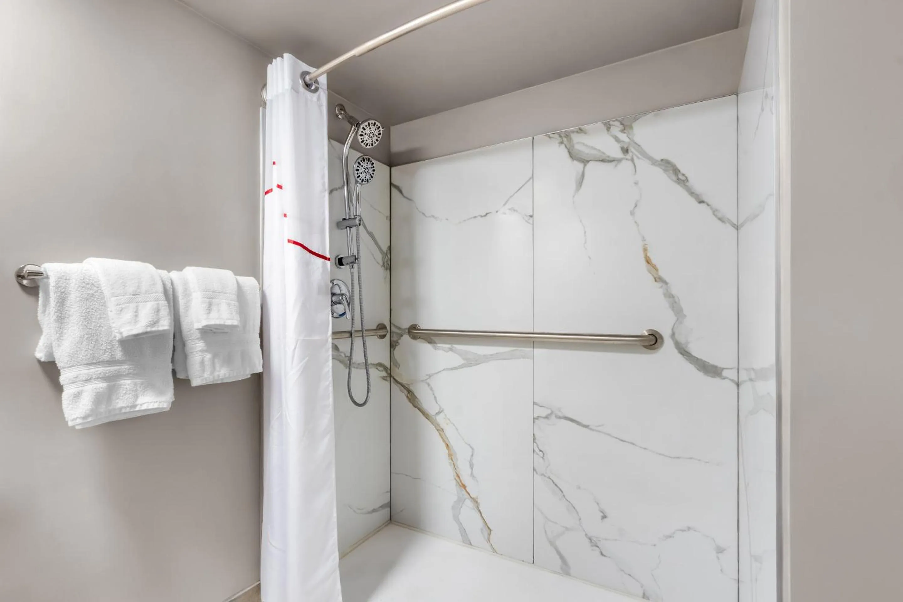 Bathroom in Red Roof Inn Globe - Miami, AZ