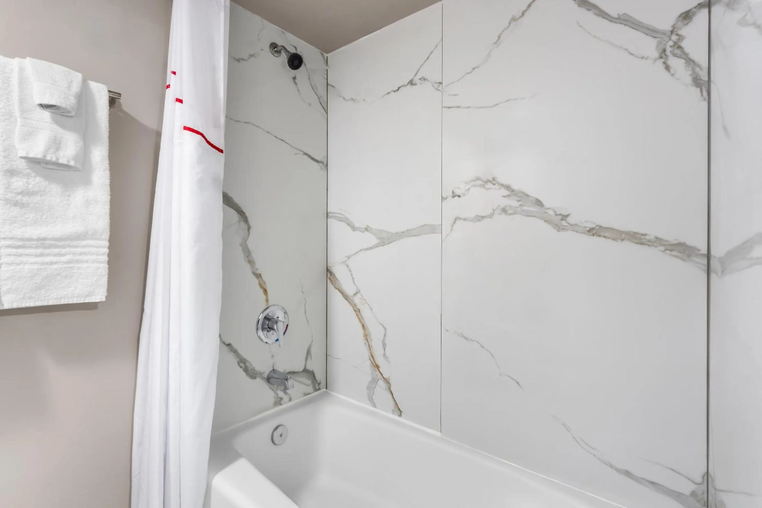 Bathroom in Red Roof Inn Globe - Miami, AZ