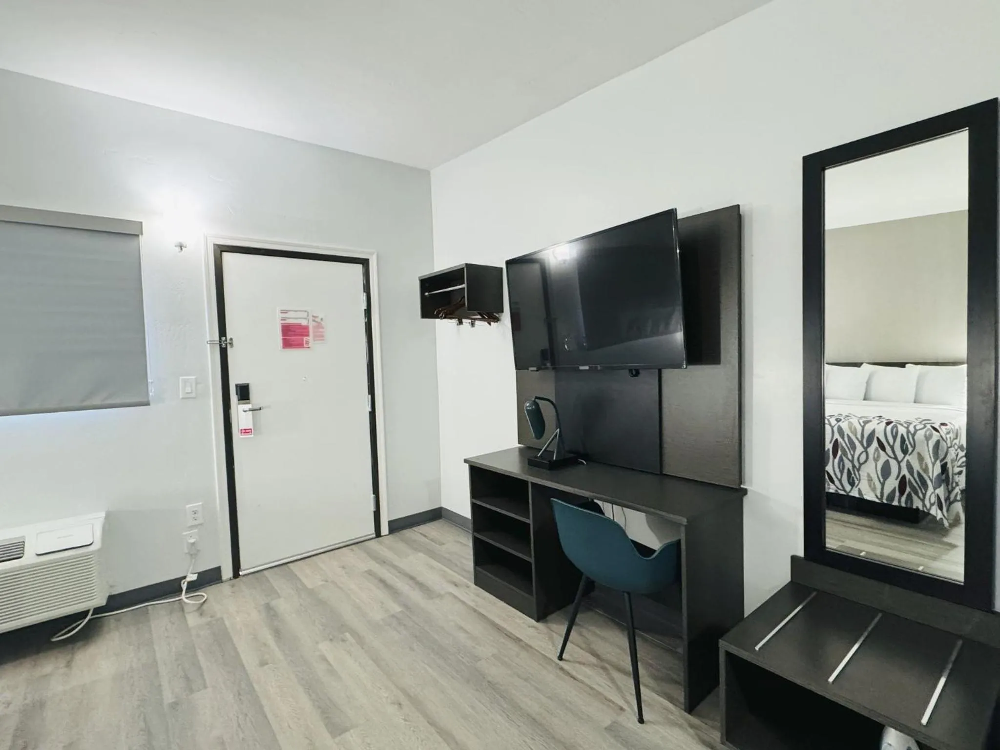 Photo of the whole room, Bed in Red Roof Inn Miami, AZ