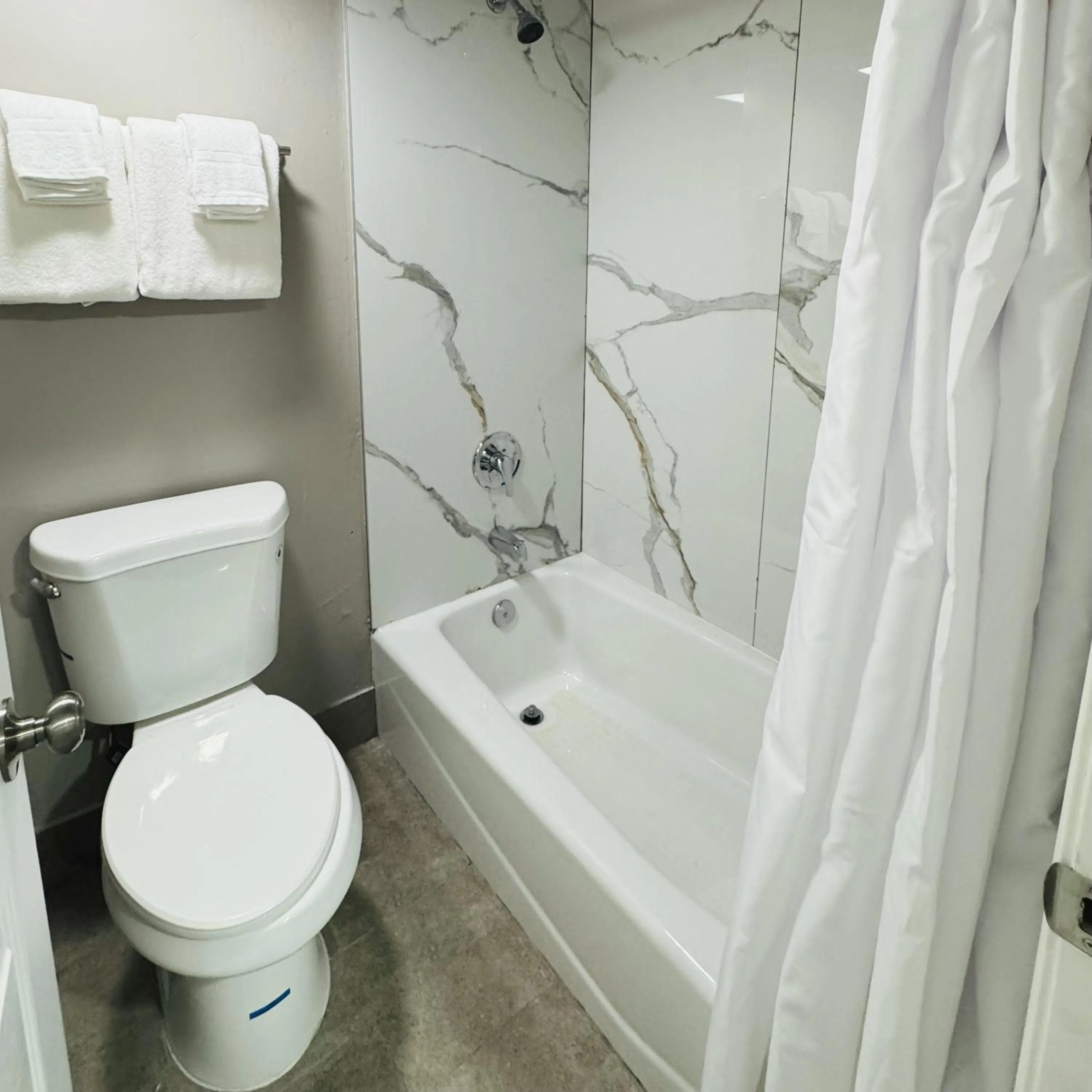 Bathroom in Red Roof Inn Miami, AZ