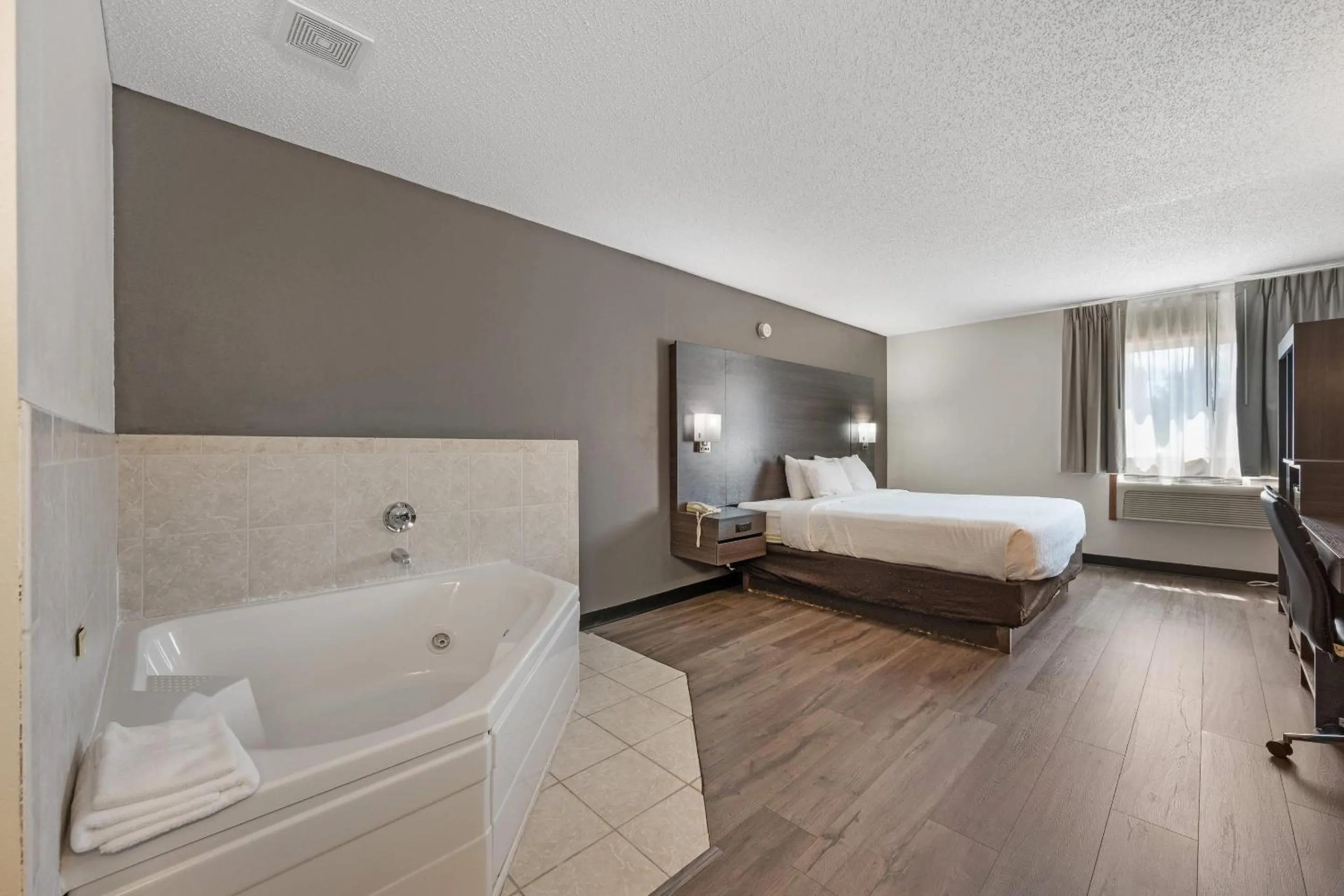 Bedroom, Bed in Quality Inn Spearfish I-90