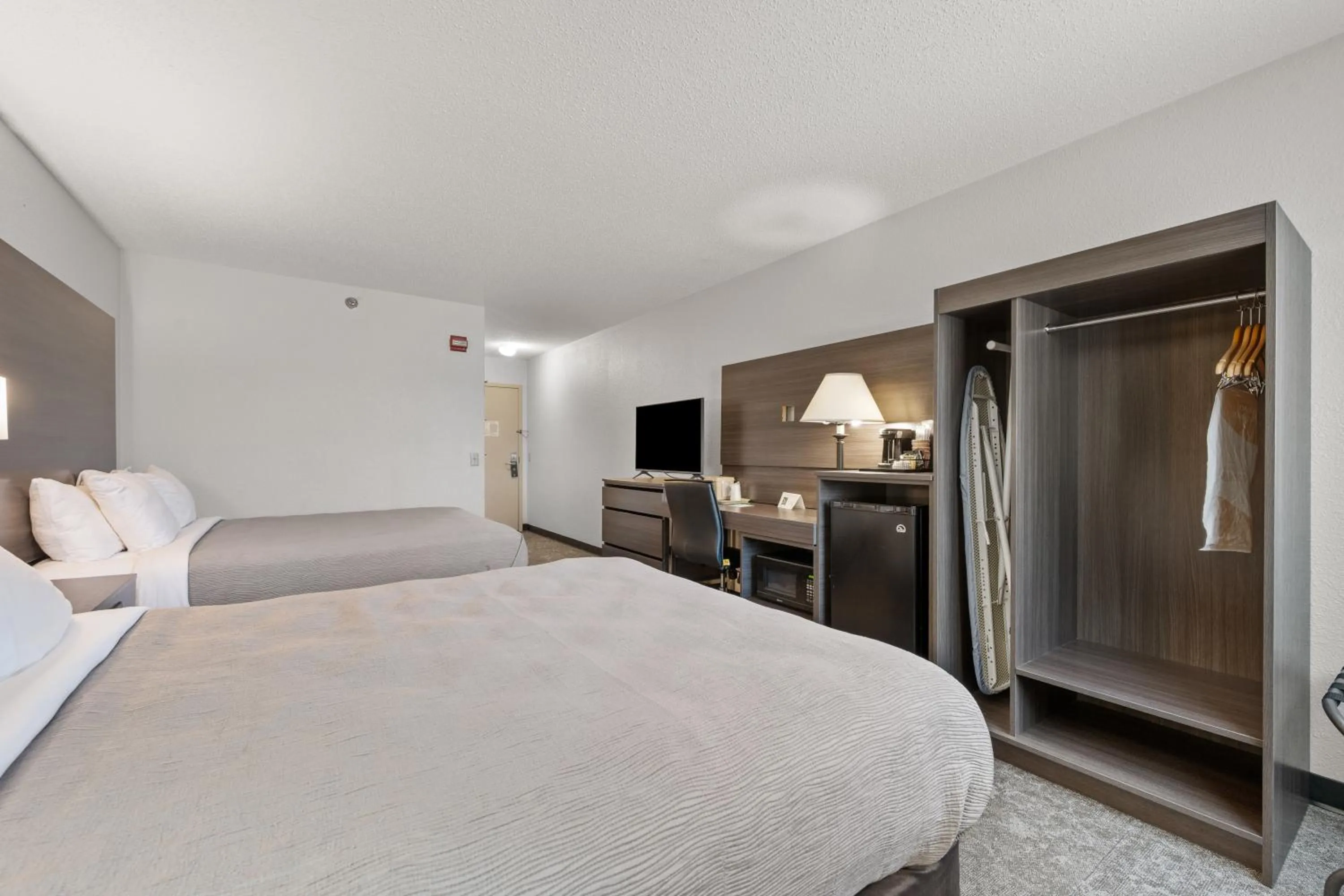 Communal lounge/ TV room, Bed in Quality Inn Spearfish I-90