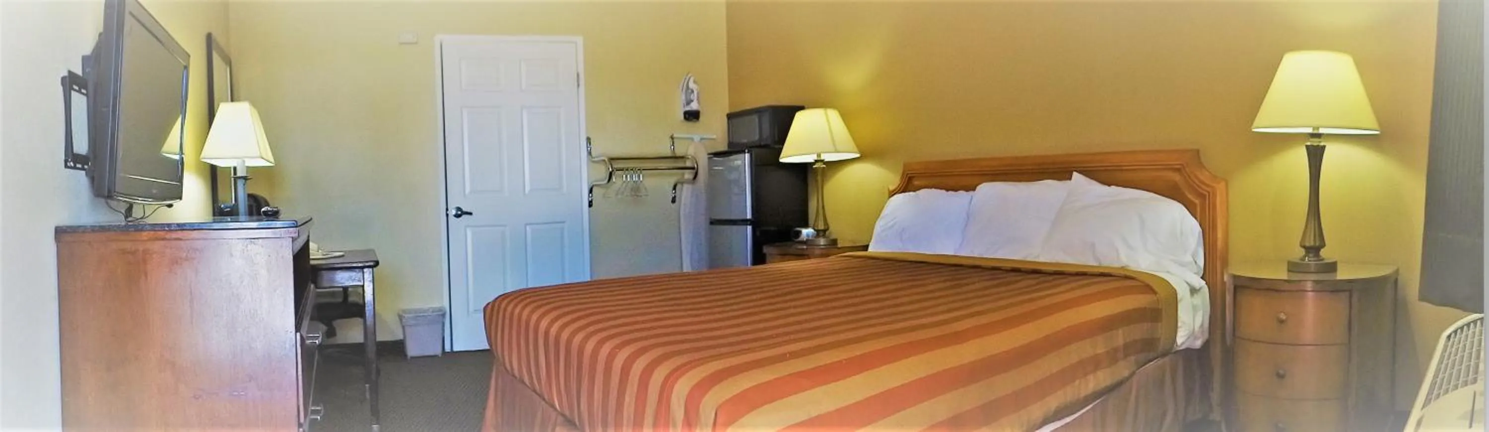 Photo of the whole room, Bed in Executive Inn Mojave