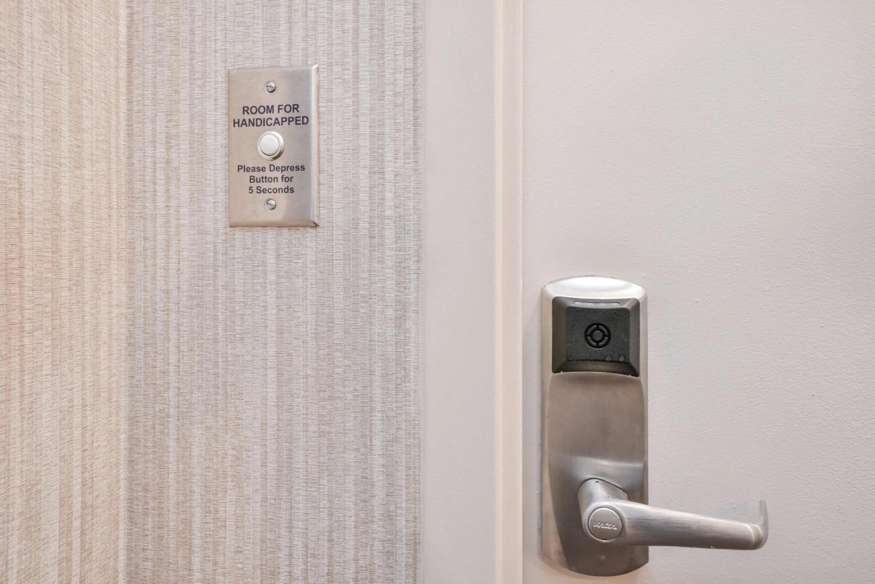 Photo of the whole room in Hampton Inn Martinsburg