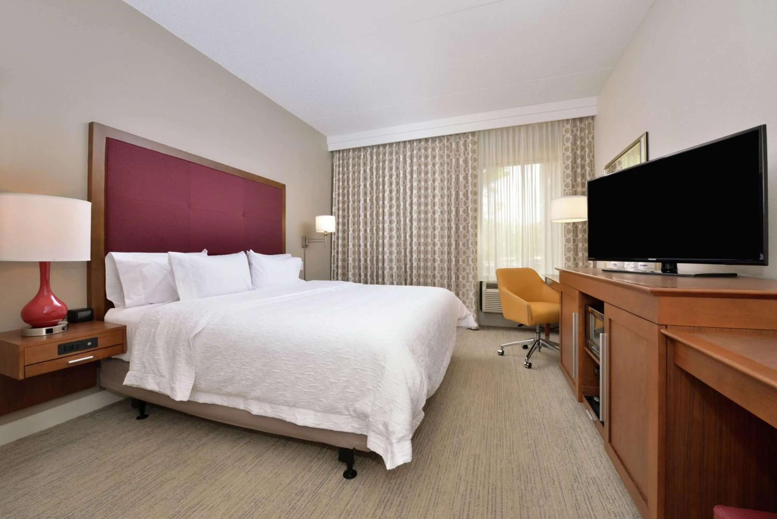 Bed in Hampton Inn Martinsburg