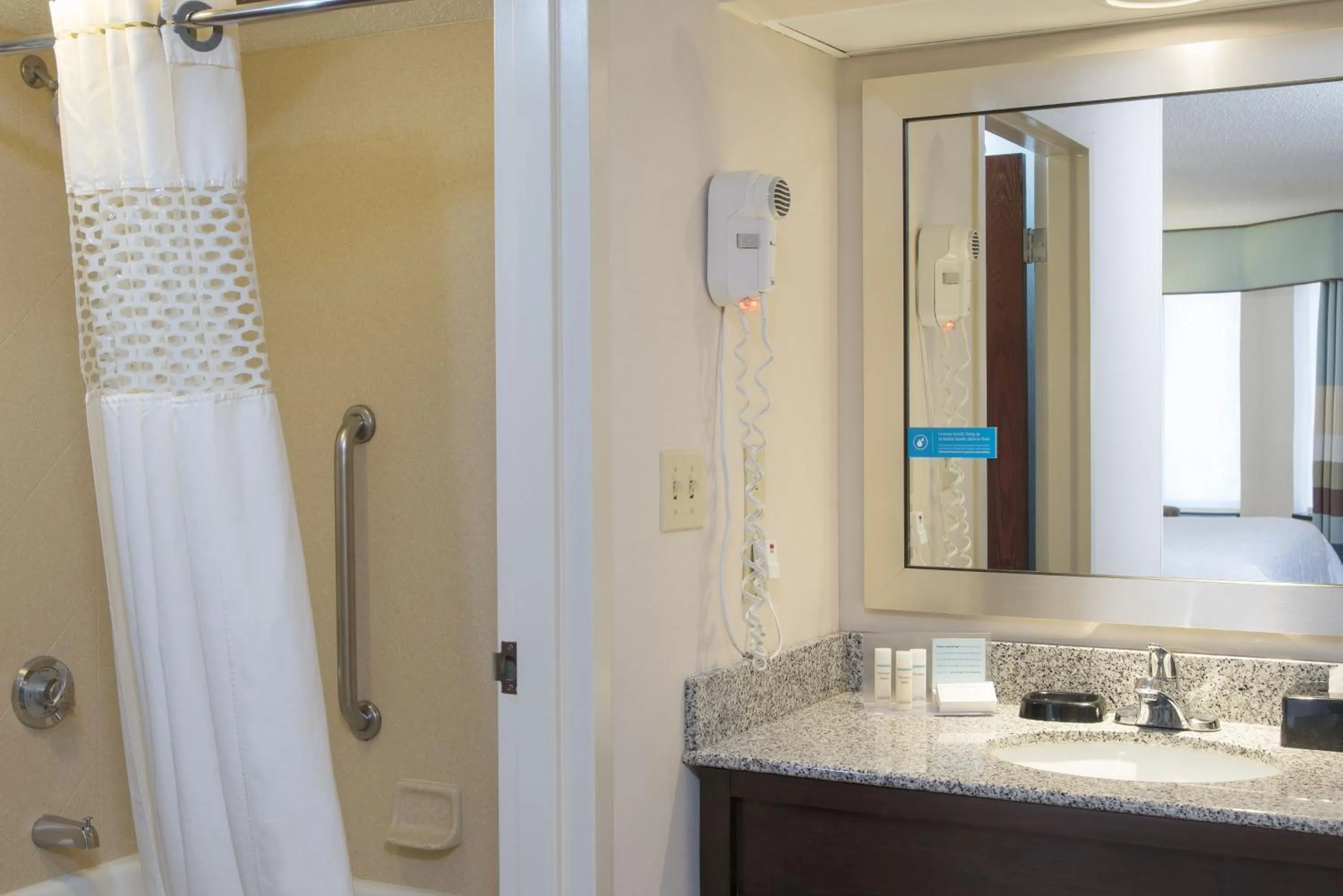 Bathroom in Hampton Inn & Suites Kokomo