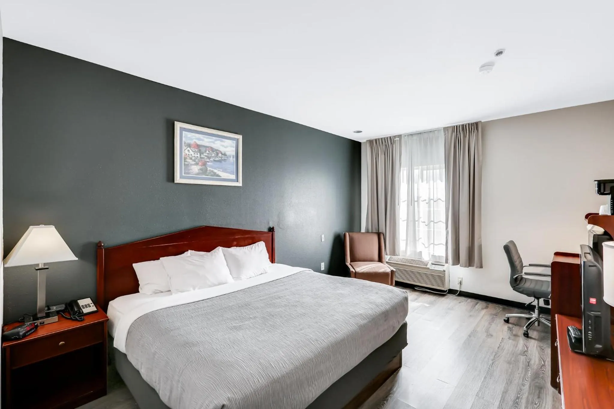 Bed in Quality Inn & Suites of Liberty Lake