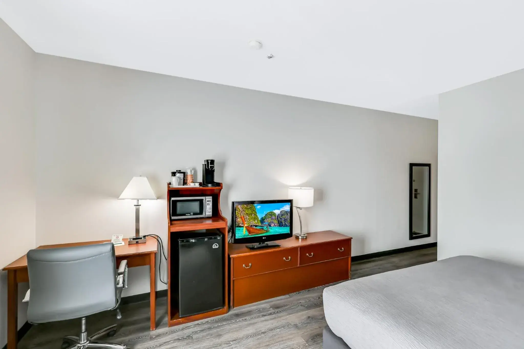 TV and multimedia, Bed in Quality Inn & Suites of Liberty Lake TV and multimedia, Bed in Quality Inn & Suites of Liberty Lake