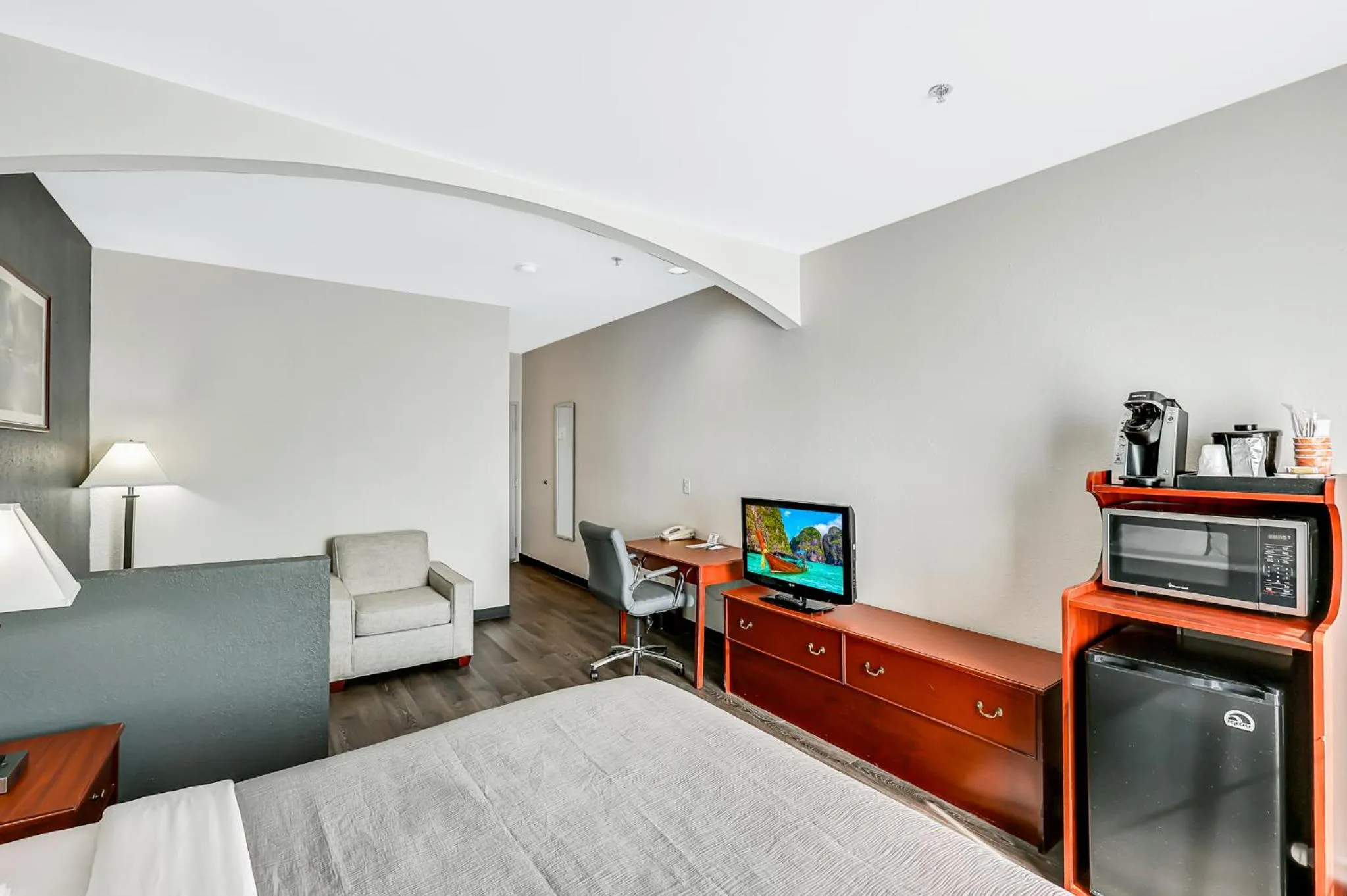 Bed in Quality Inn & Suites of Liberty Lake