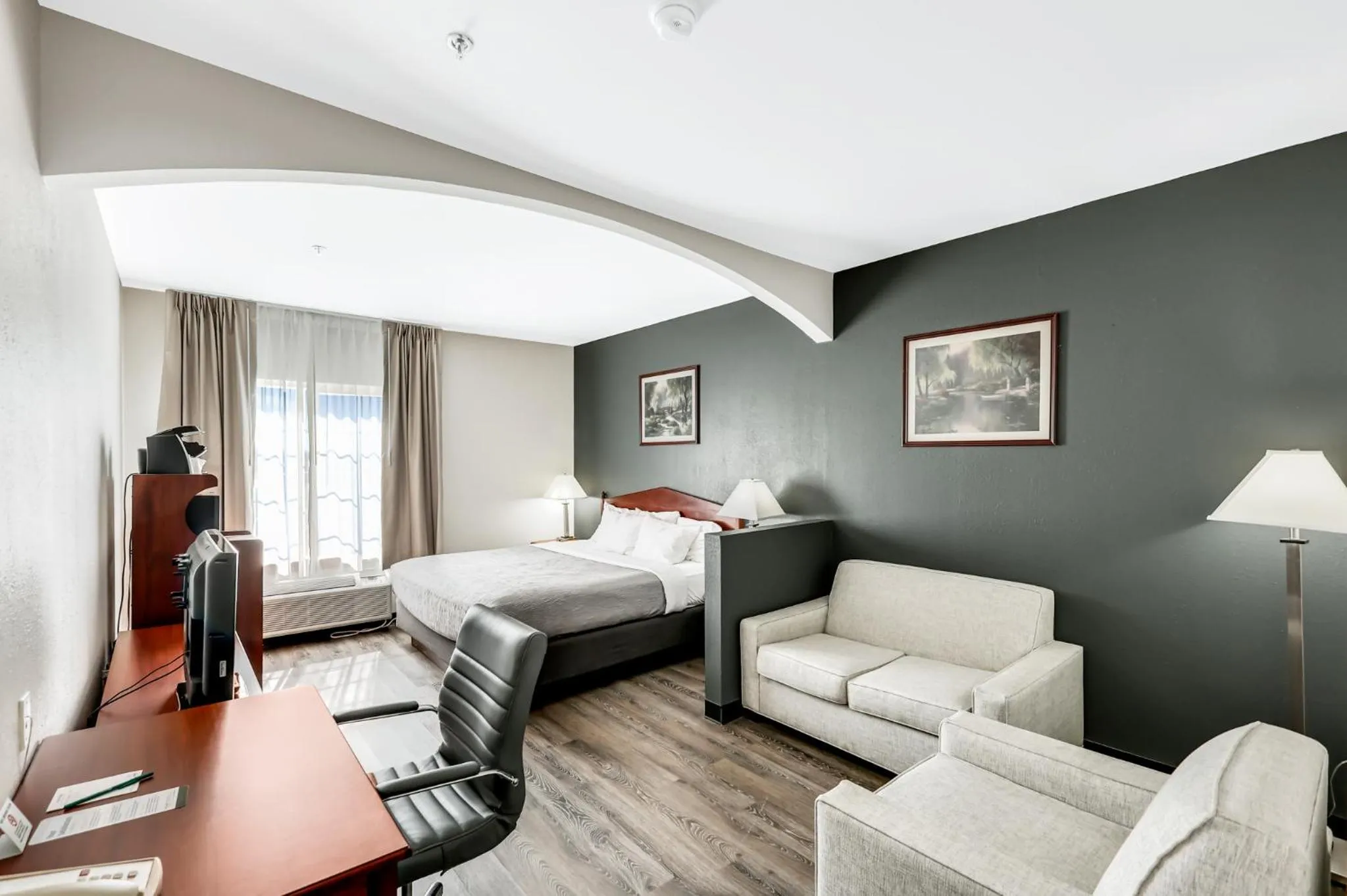 Bed in Quality Inn & Suites of Liberty Lake