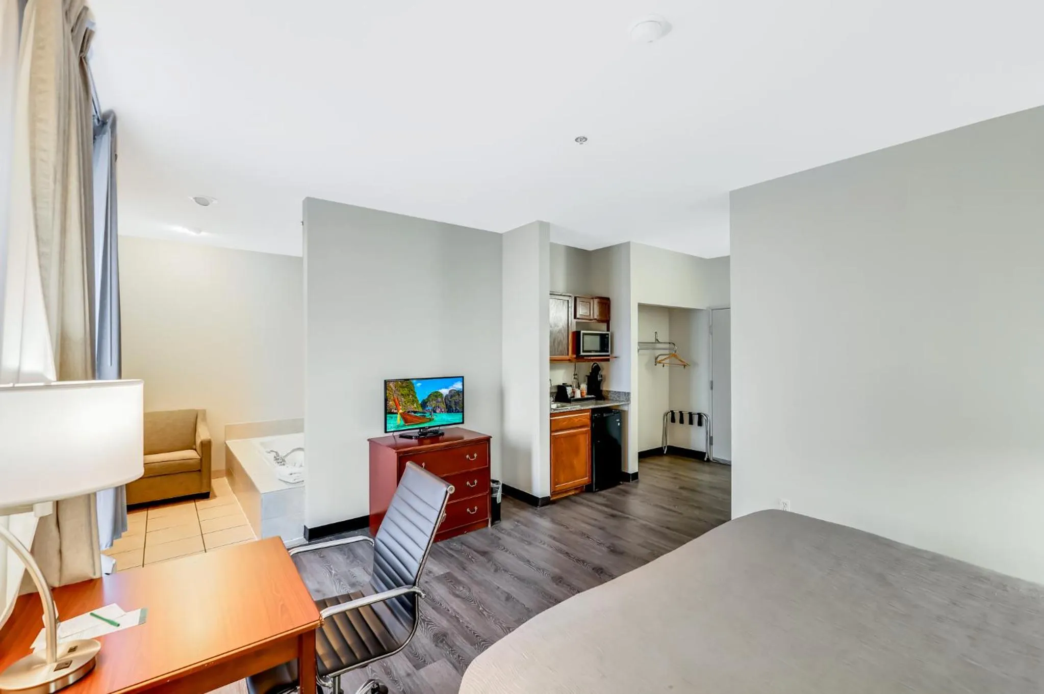 Bed in Quality Inn & Suites of Liberty Lake