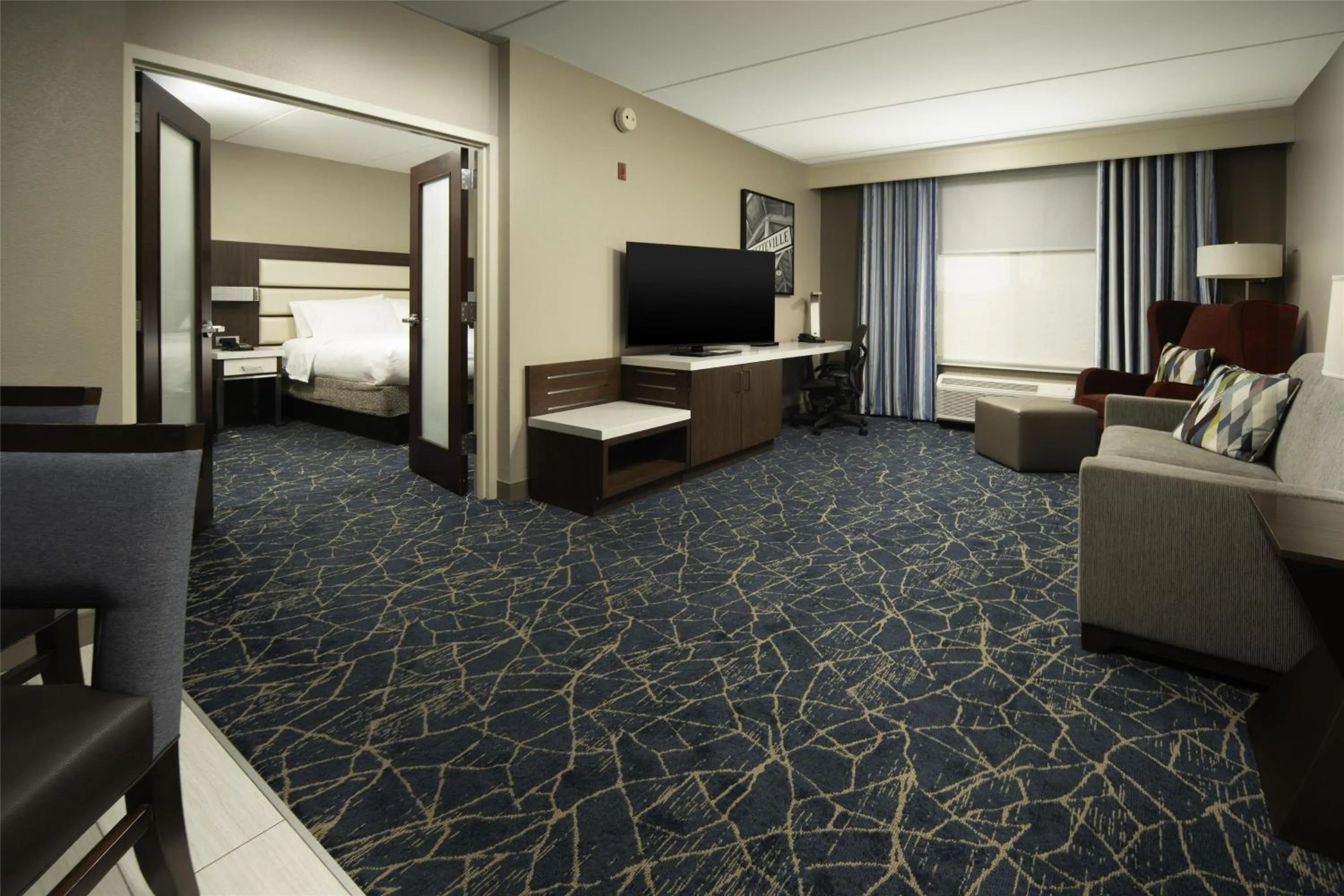 Living room, Bed in Hilton Garden Inn Fayetteville/Fort Bragg