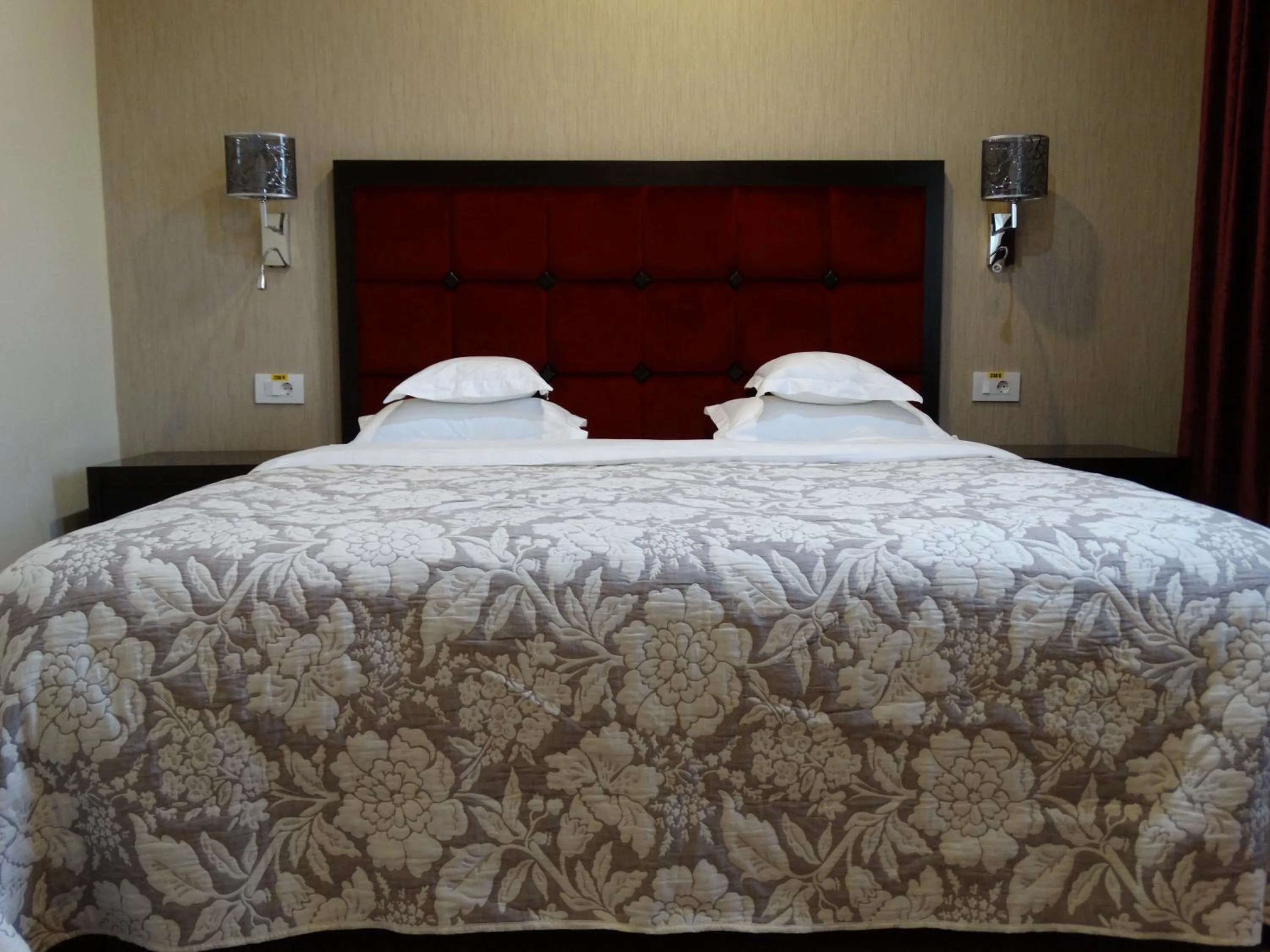 Bed in Hotel Terra Iasi