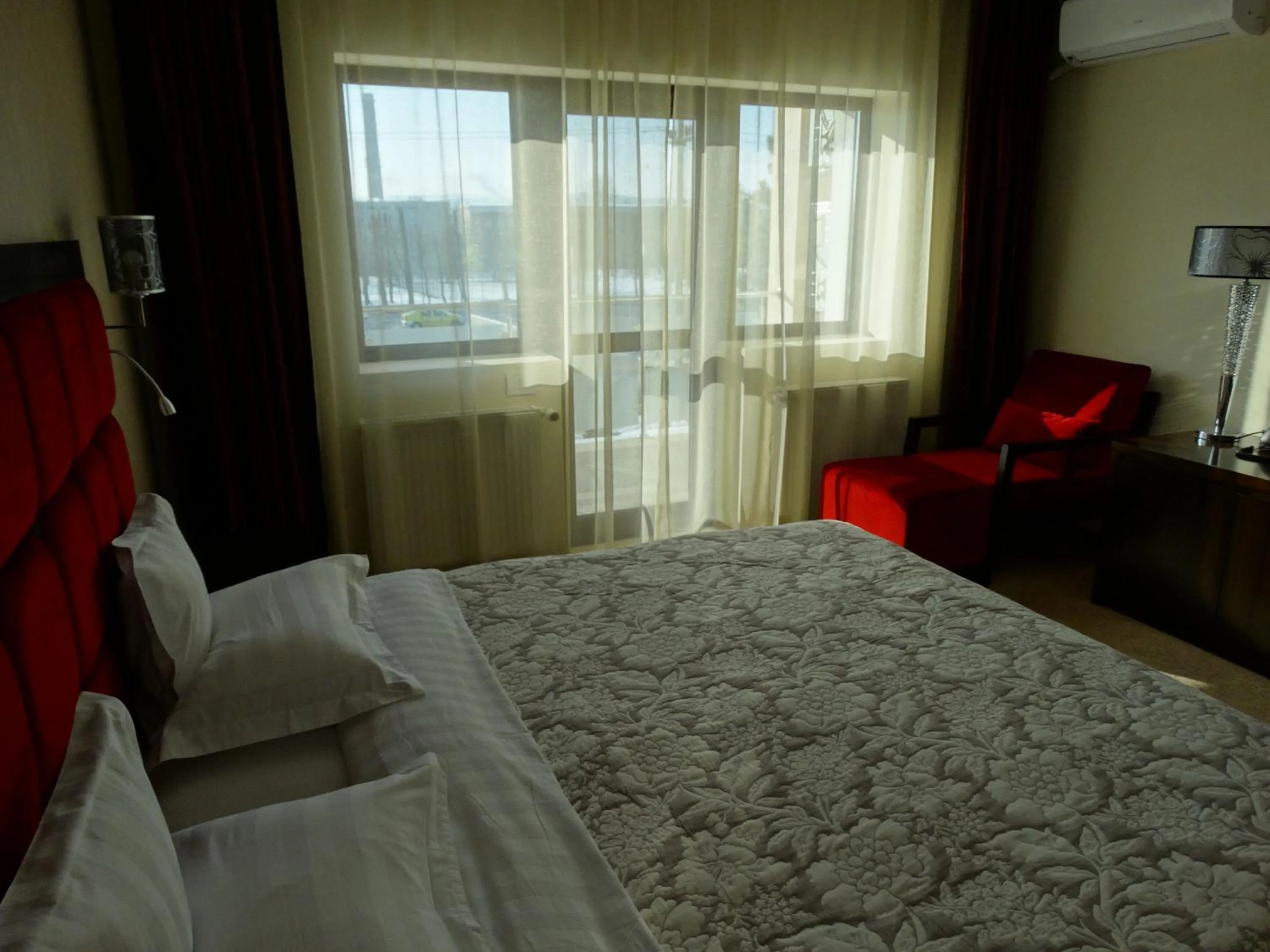 Bed in Hotel Terra Iasi