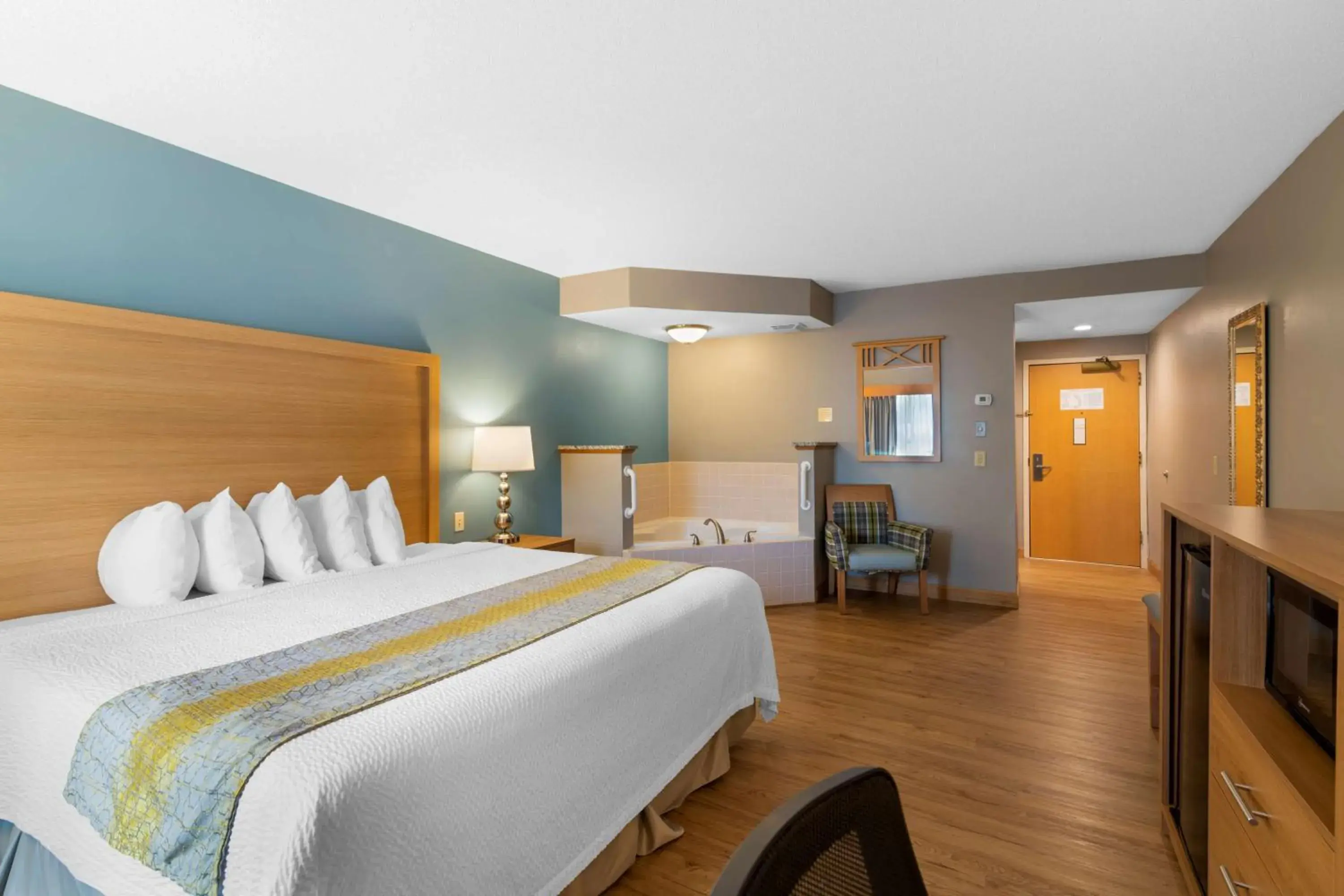 Bedroom, Bed in Best Western PLUS Executive Court Inn & Conference Center Bedroom, Bed in Best Western PLUS Executive Court Inn & Conference Center