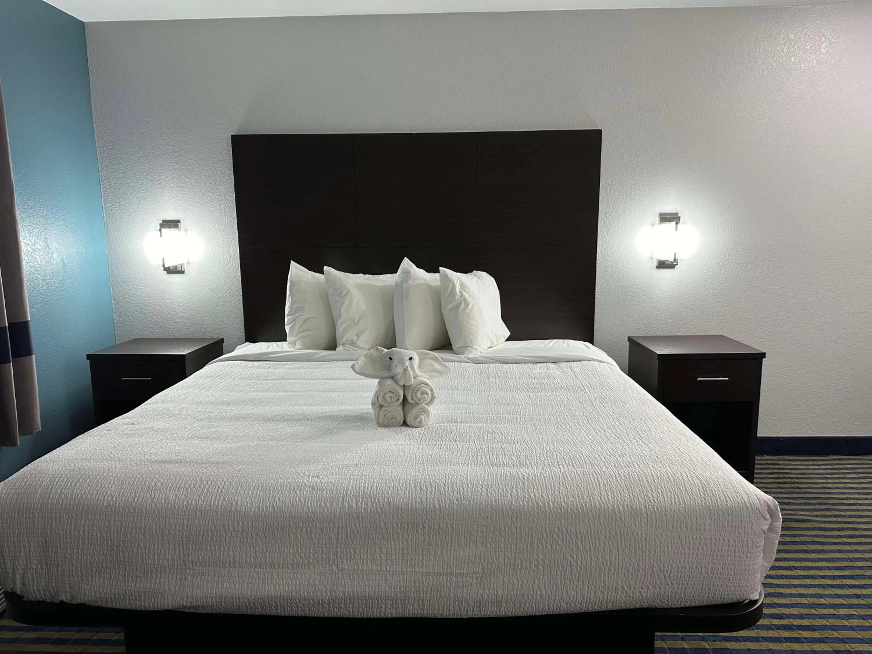 Bed in SureStay Plus by Best Western Brooks