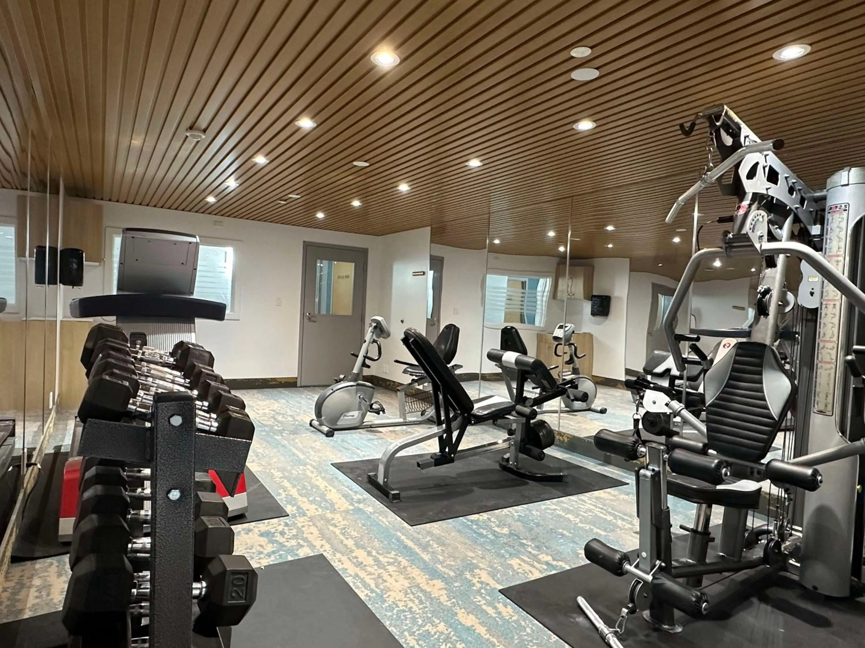 Fitness centre/facilities in SureStay Plus by Best Western Brooks