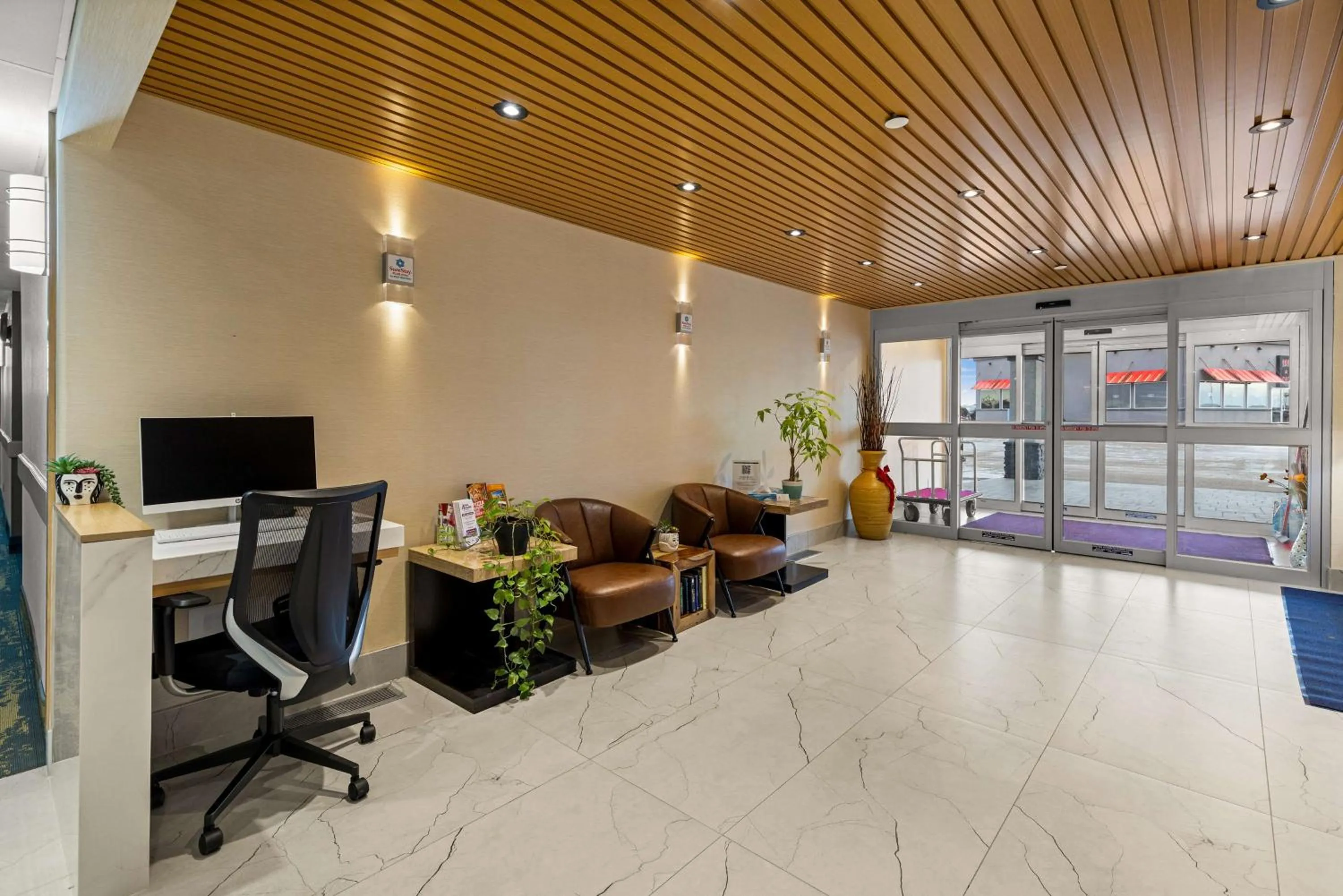 TV and multimedia in SureStay Plus by Best Western Brooks