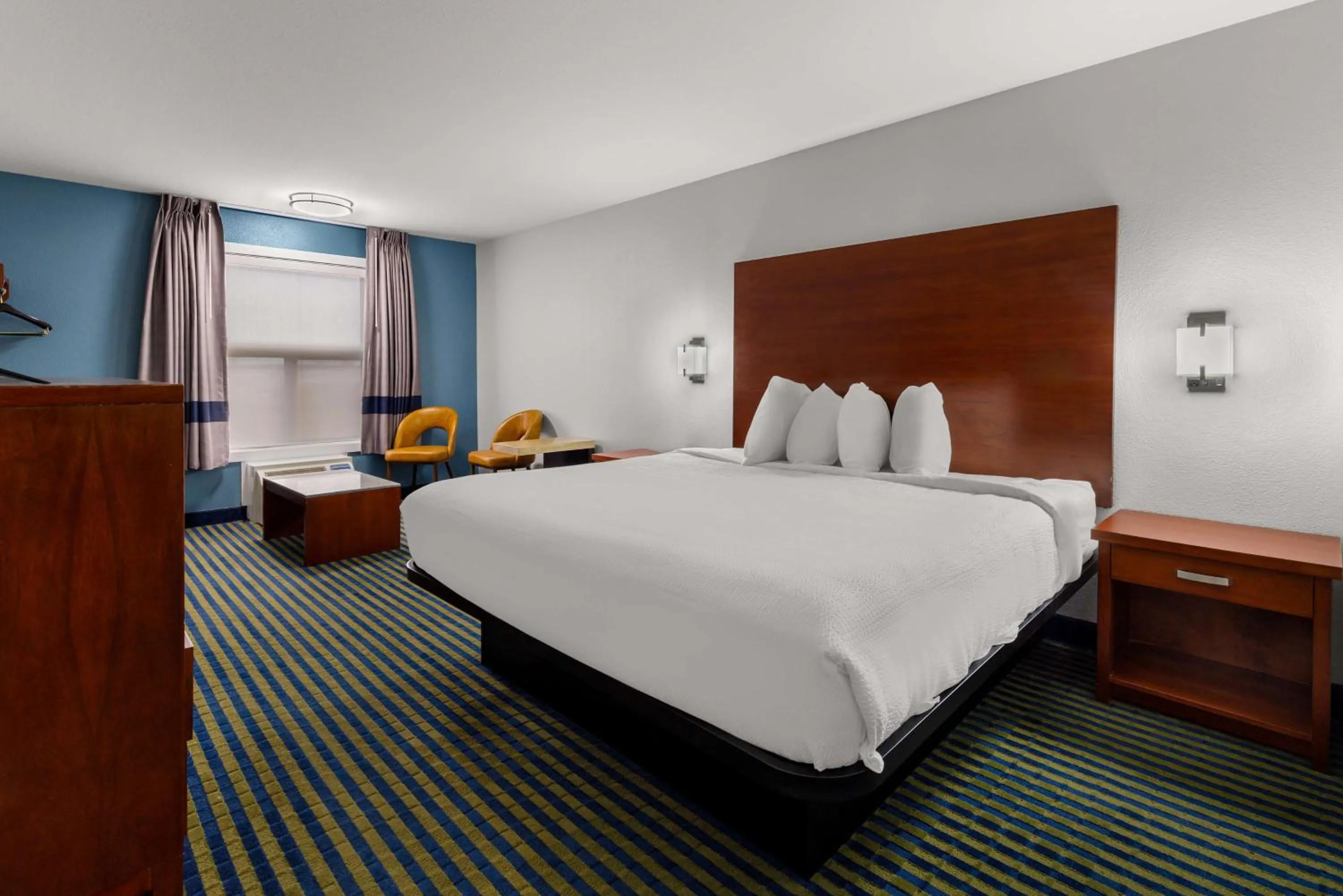 Photo of the whole room, Bed in SureStay Plus by Best Western Brooks