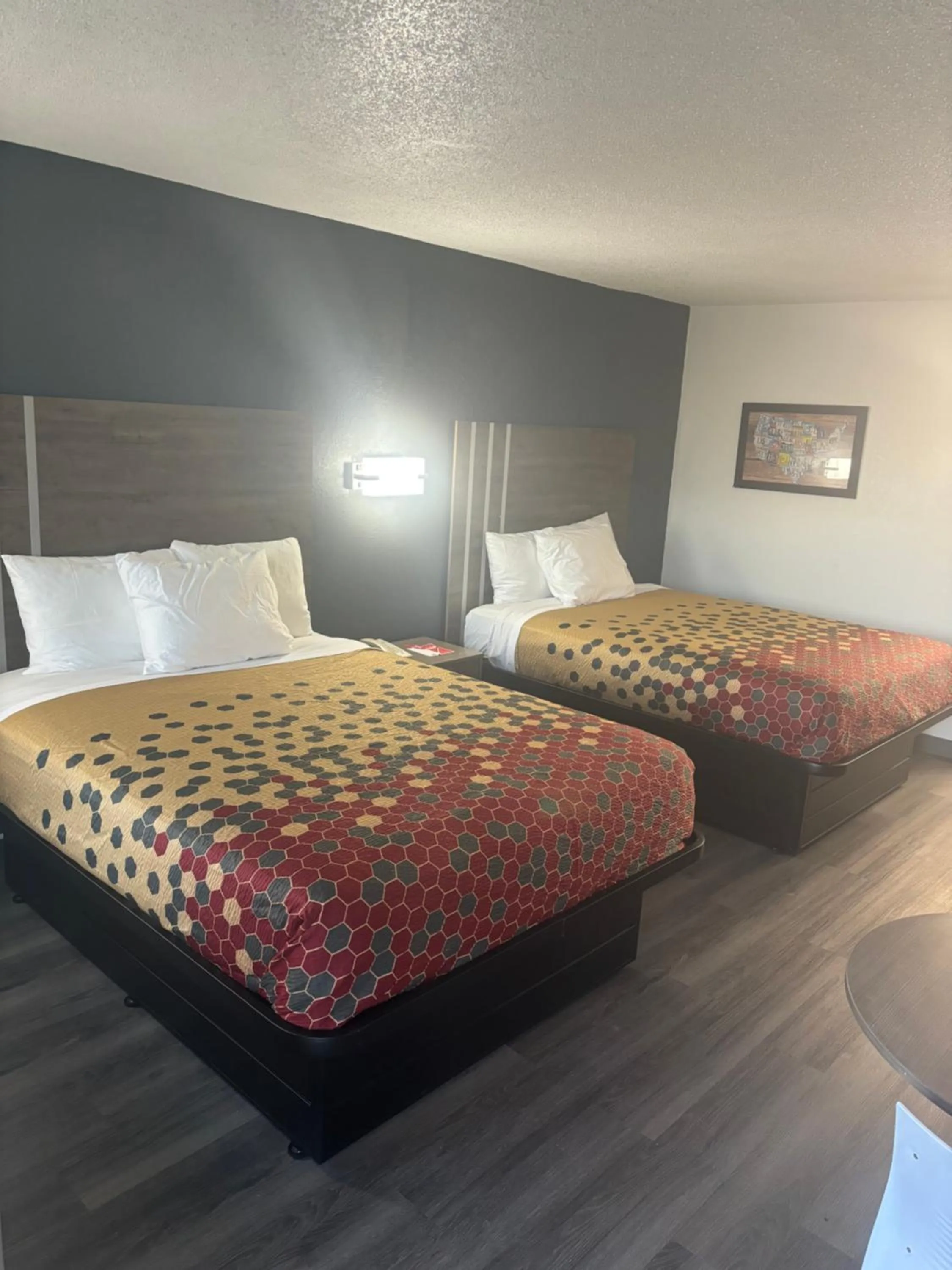 Bed in Econo Lodge Calhoun South