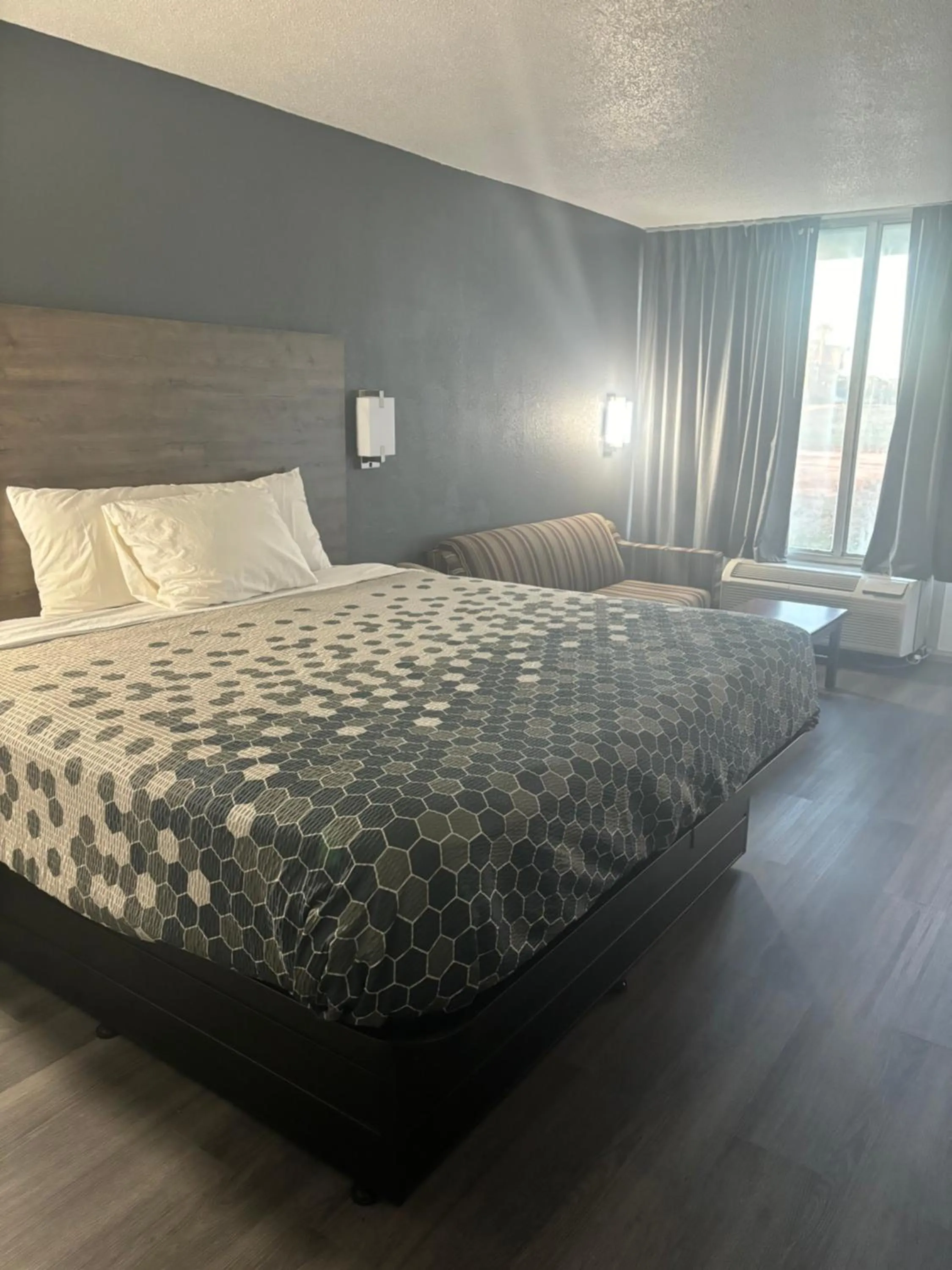 Bed in Econo Lodge Calhoun South