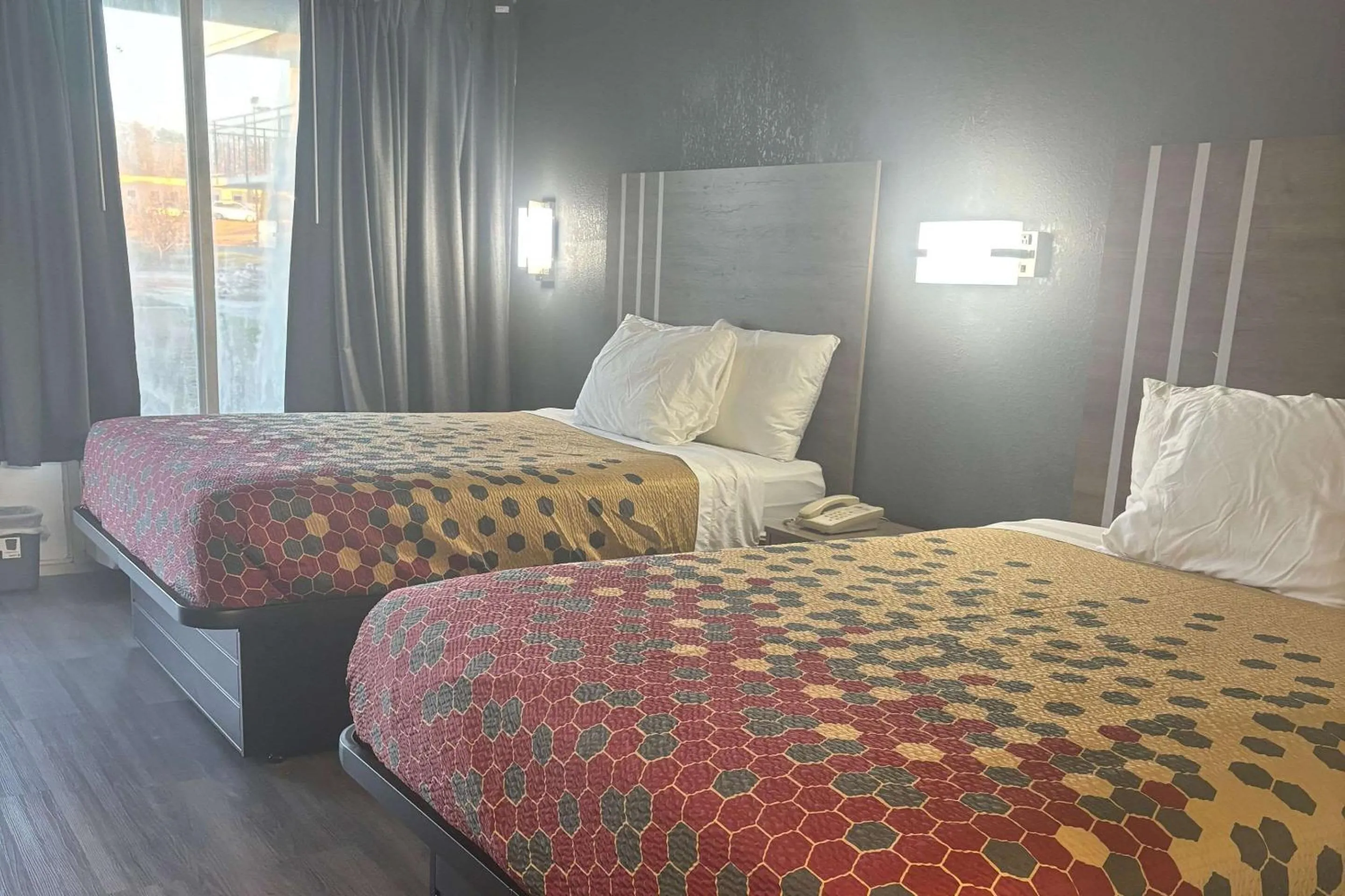 Bedroom, Bed in Econo Lodge Calhoun South