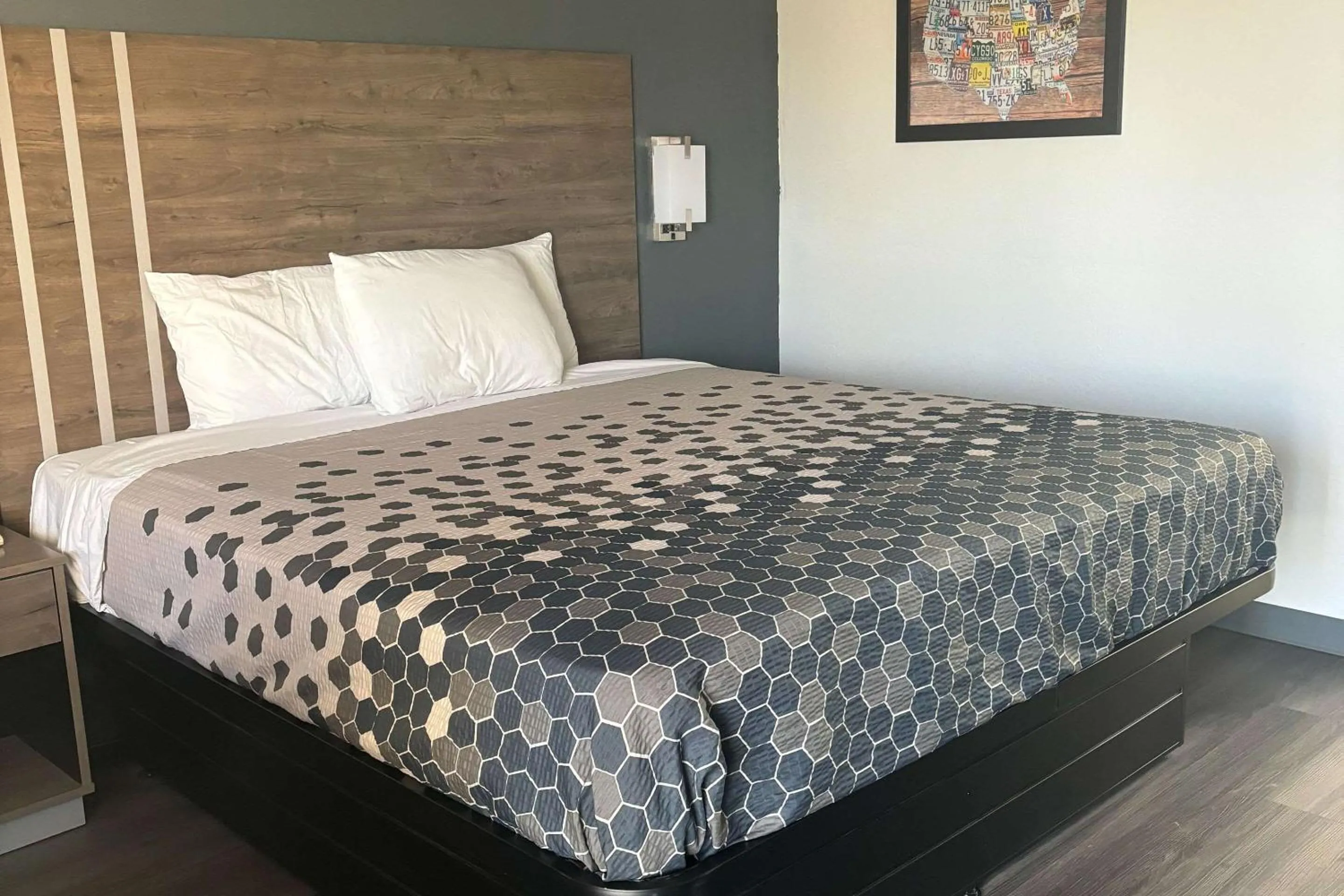 Bedroom, Bed in Econo Lodge Calhoun South