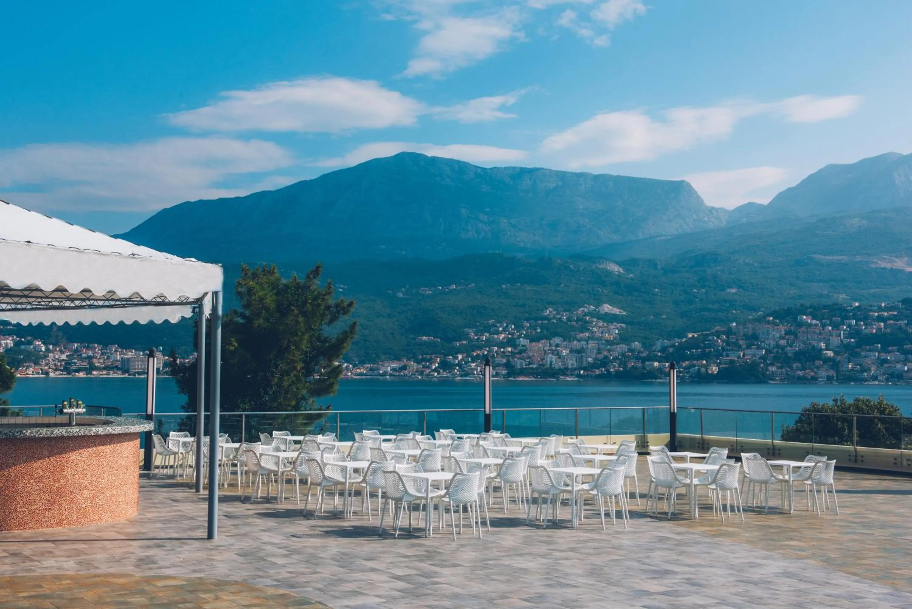 Lounge or bar in Iberostar Waves Herceg Novi All Inclusive