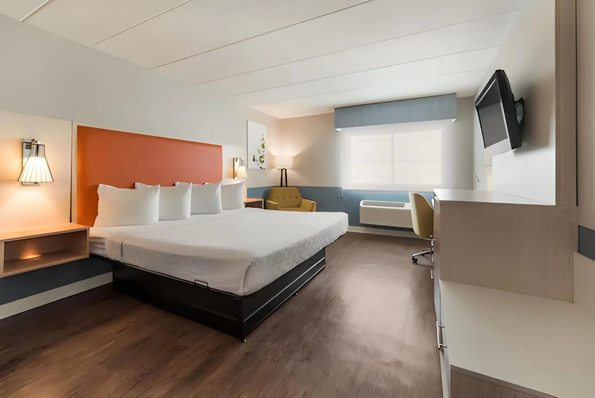 King Room with Bath Tub - Disability Access in Best Western Burlington Inn King Room with Bath Tub - Disability Access in Best Western Burlington Inn