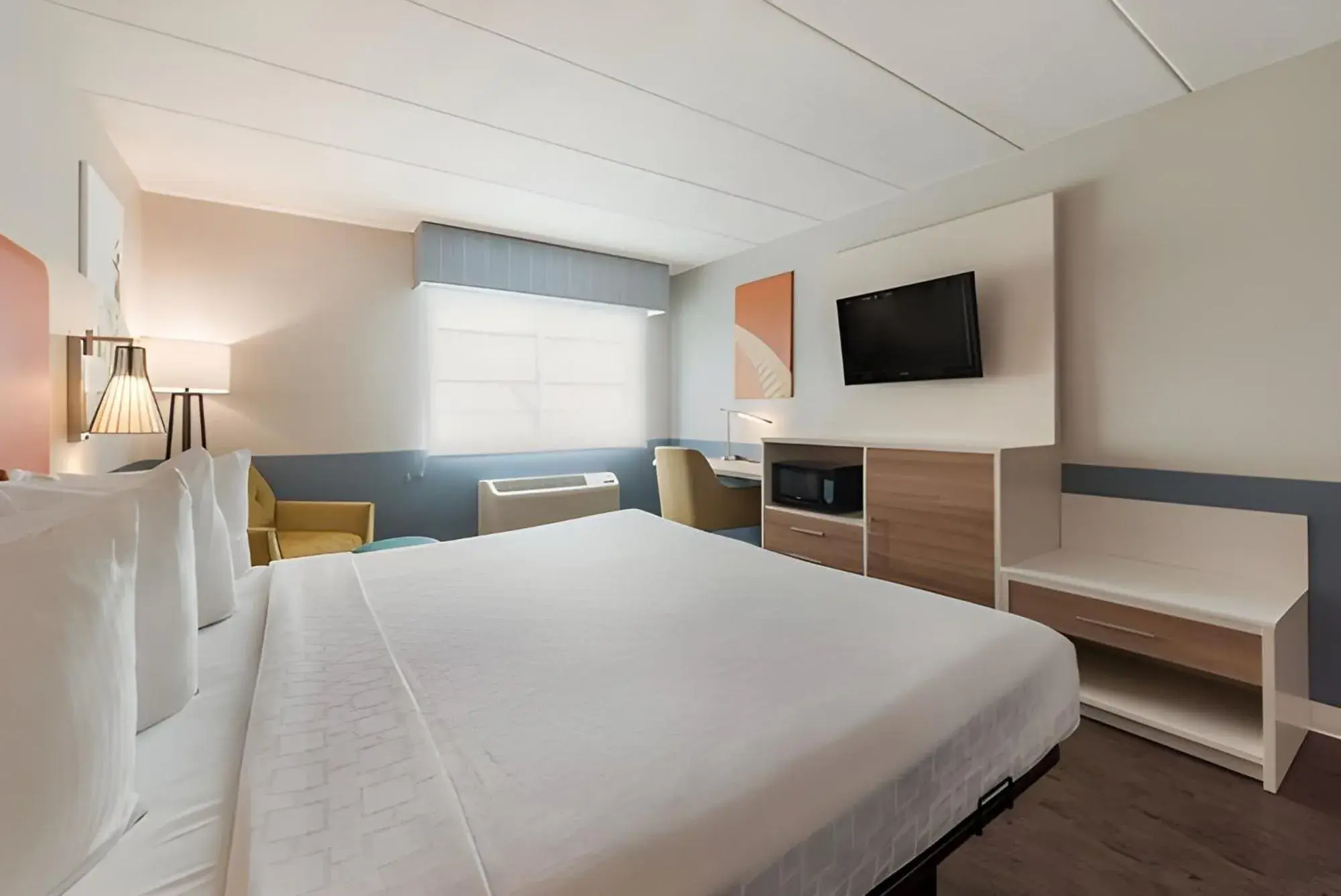 King Room with Bath Tub - Mobility Accessible - Pet Friendly in Best Western Burlington Inn King Room with Bath Tub - Mobility Accessible - Pet Friendly in Best Western Burlington Inn