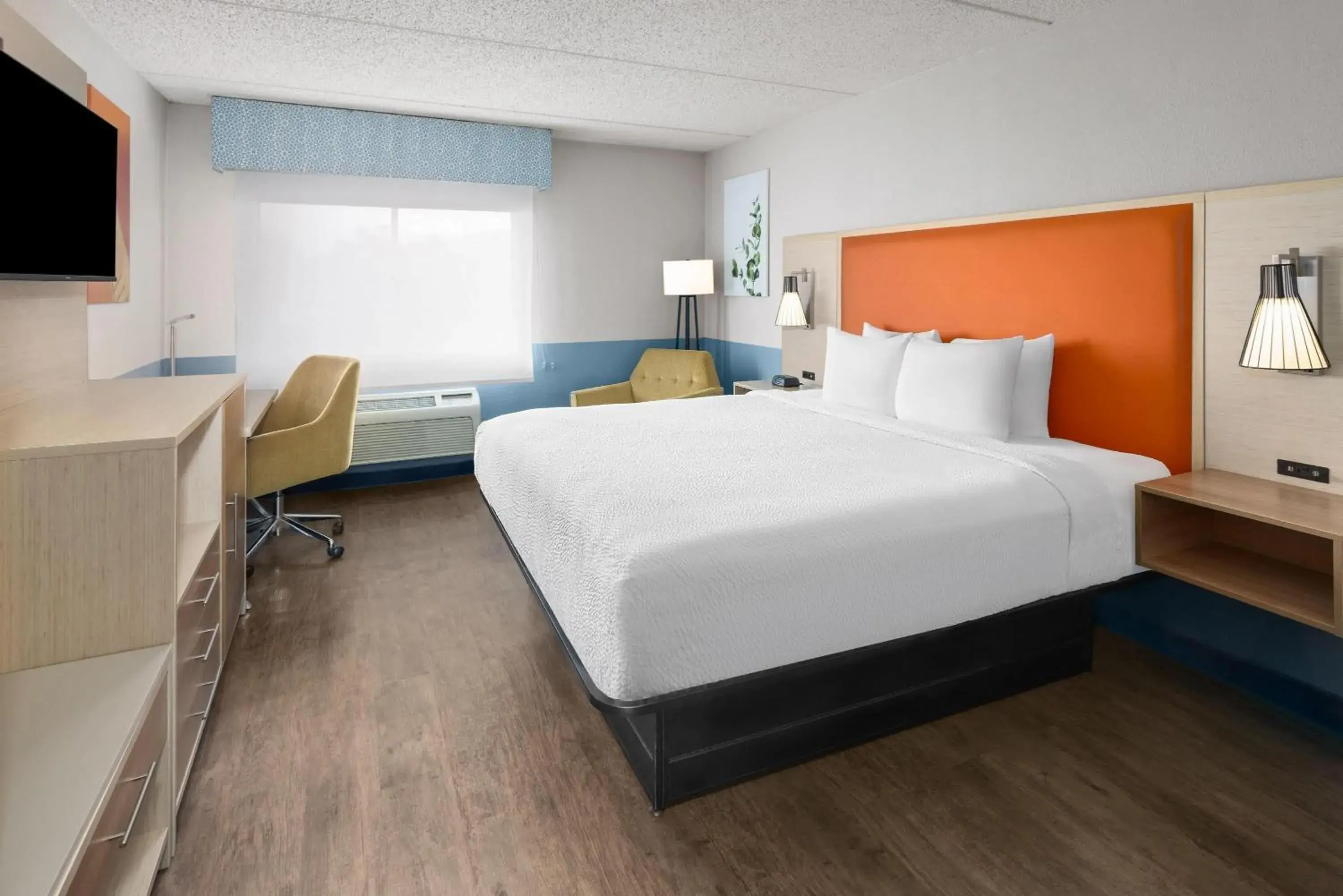 King Room with Mobility Access and Bathtub with Grab Bars, Non-Smoking in Baymont by Wyndham Westampton King Room with Mobility Access and Bathtub with Grab Bars, Non-Smoking in Baymont by Wyndham Westampton