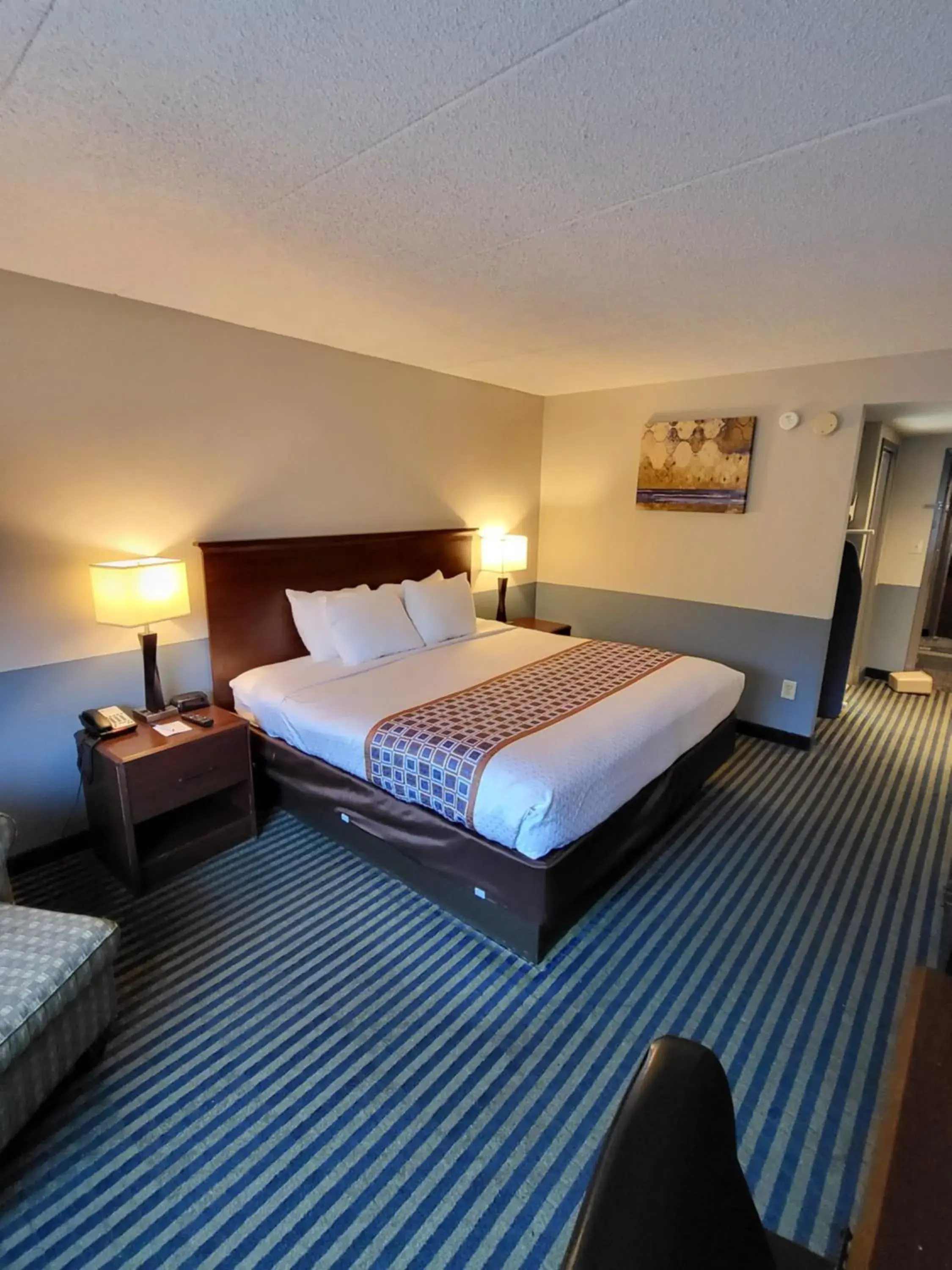 Queen Room - Non-Smoking in Best Western Burlington Inn Queen Room - Non-Smoking in Best Western Burlington Inn