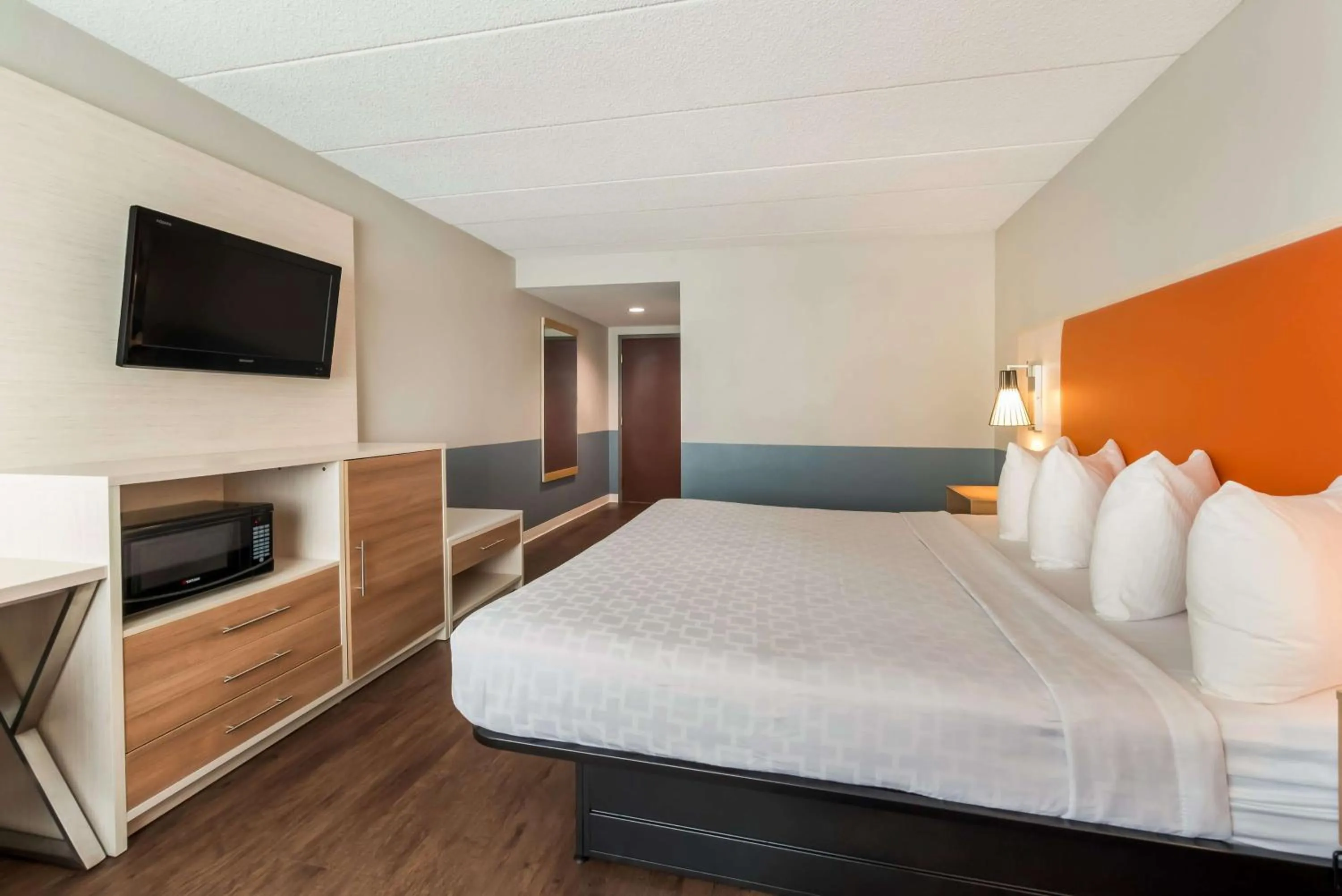 Photo of the whole room, Bed in Baymont by Wyndham Westampton