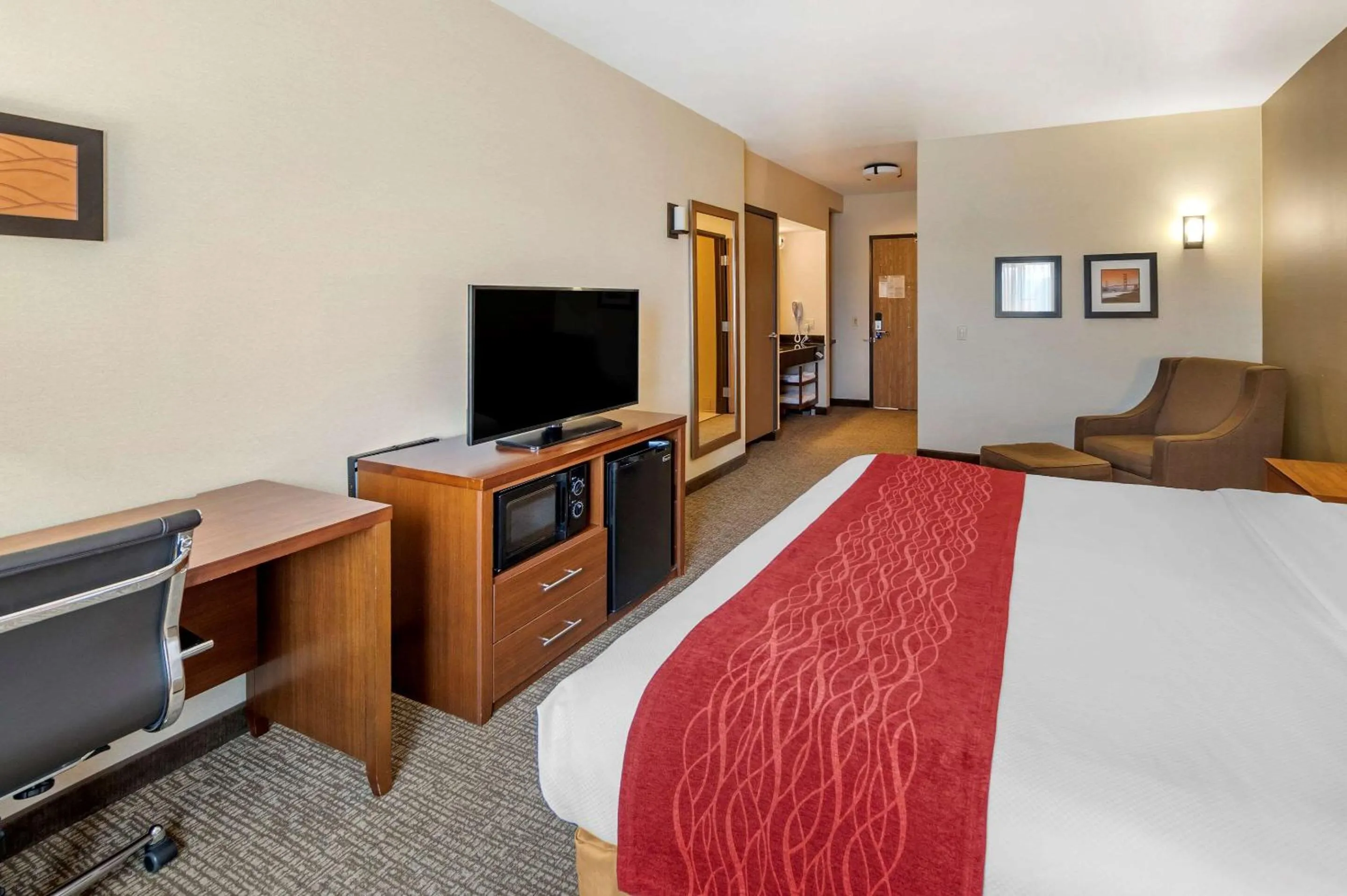 TV and multimedia, Bed in THE ATRIUM HOTEL SFO AIRPORT - FREE Shuttle & Breakfast