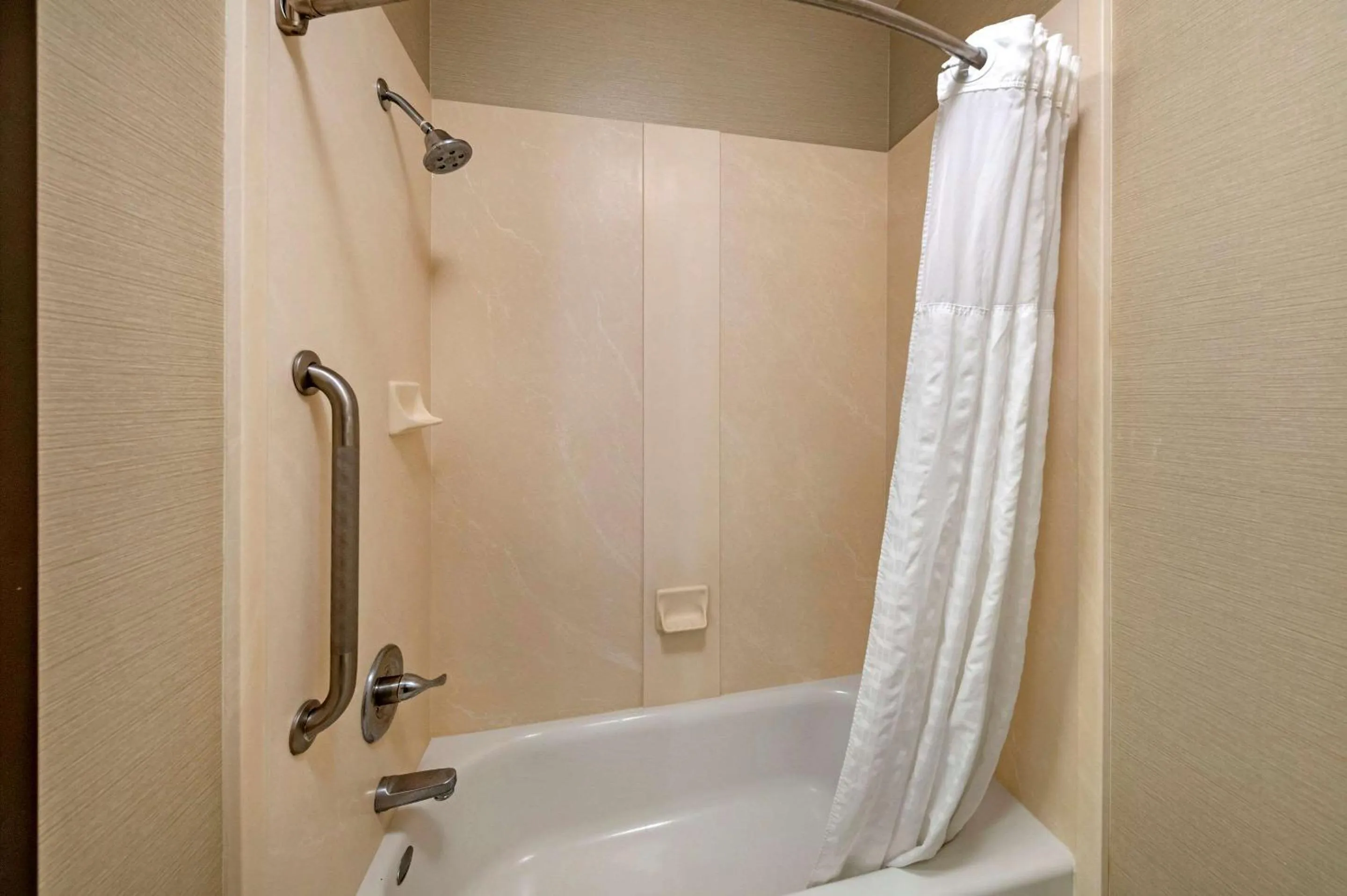 Bathroom in THE ATRIUM HOTEL SFO AIRPORT - FREE Shuttle & Breakfast