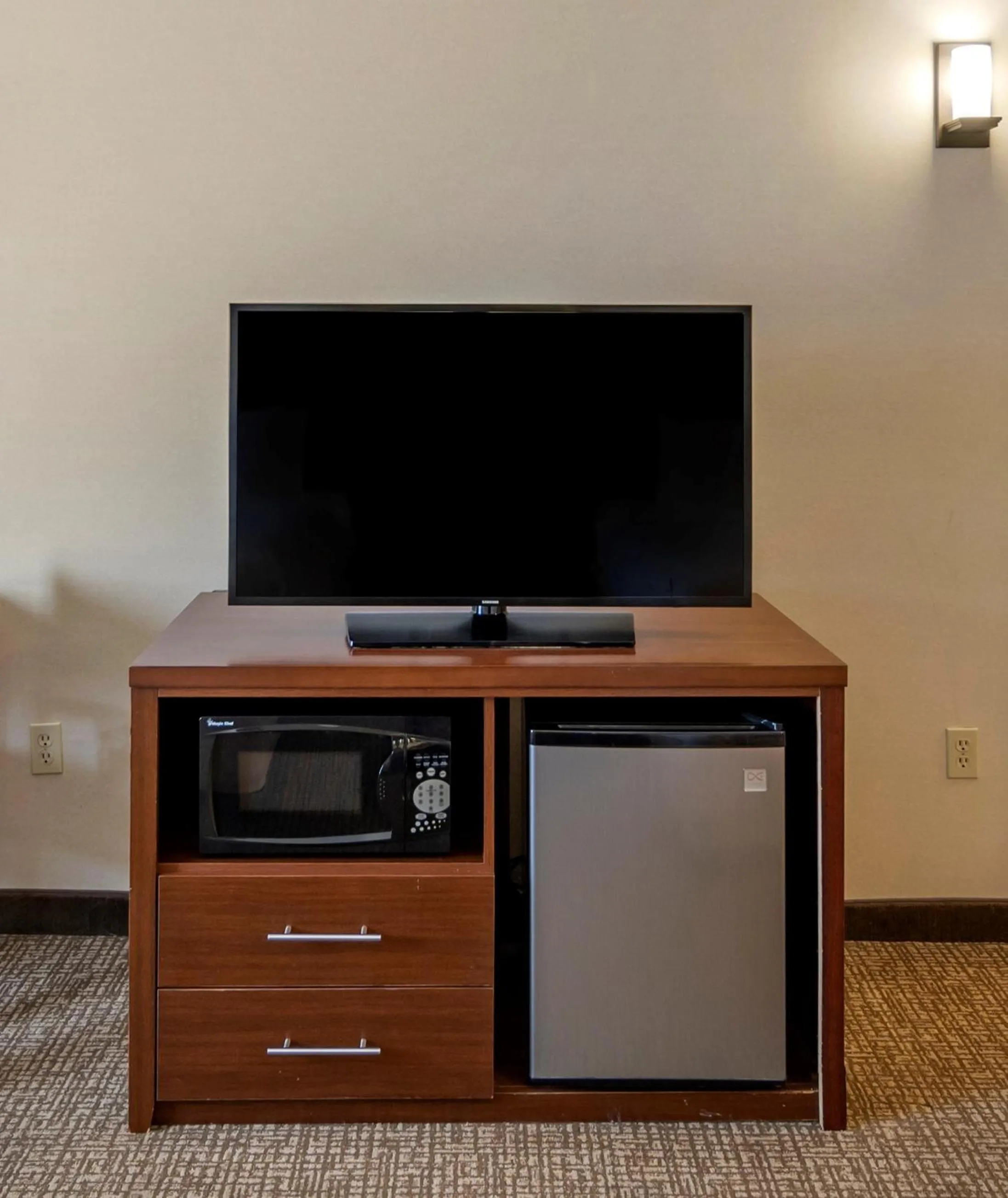 TV and multimedia in THE ATRIUM HOTEL SFO AIRPORT - FREE Shuttle & Breakfast