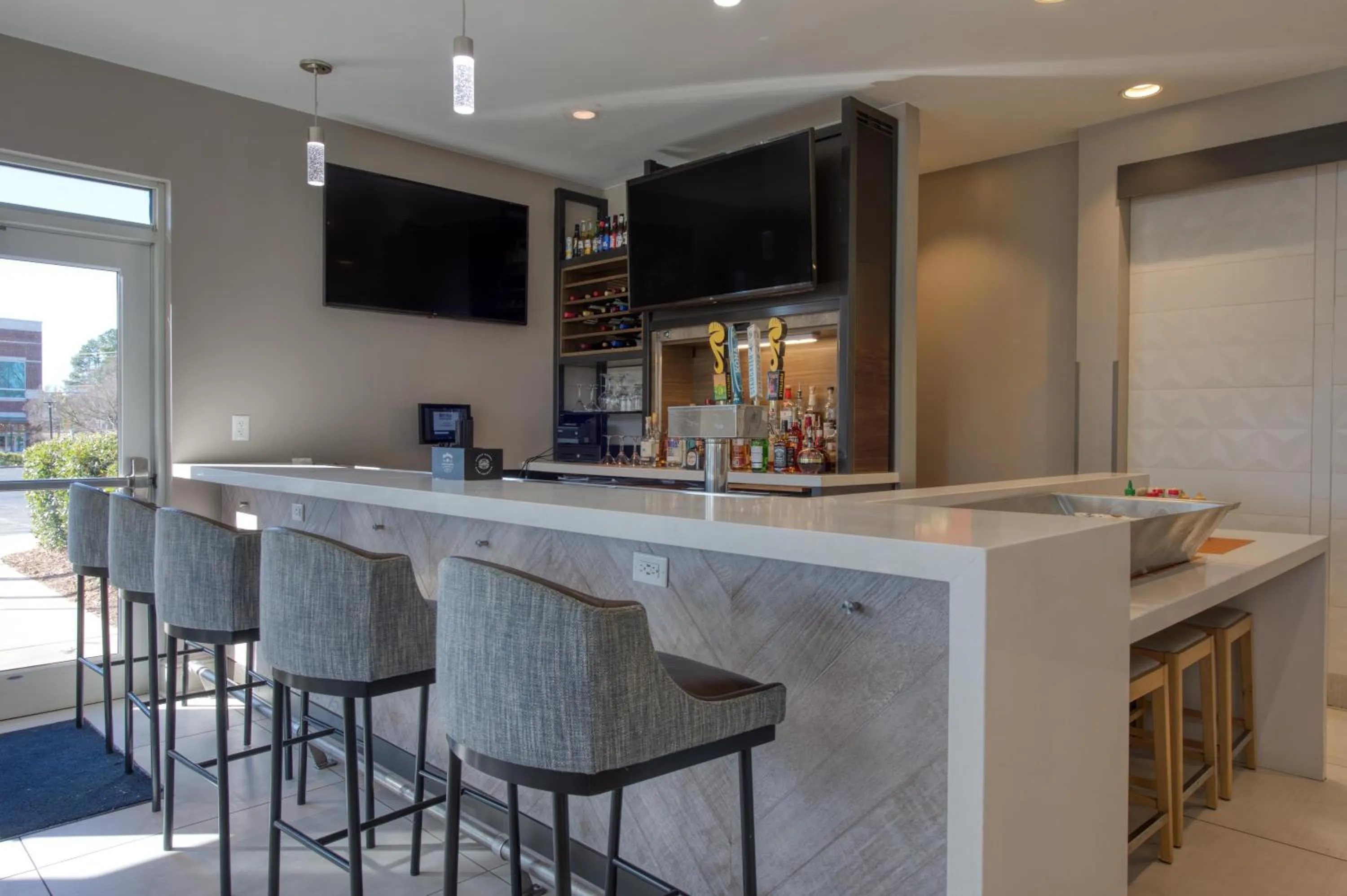 Lounge or bar in Hilton Garden Inn Durham Southpoint
