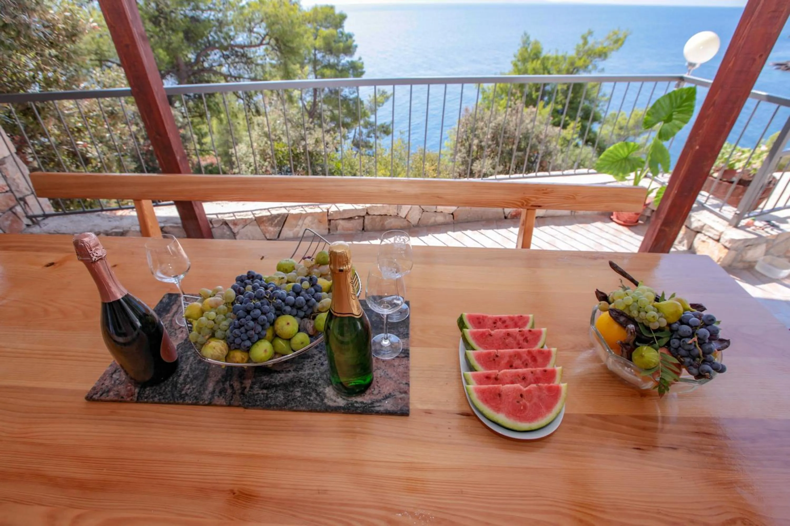 Food and drinks in Robinson Olympos