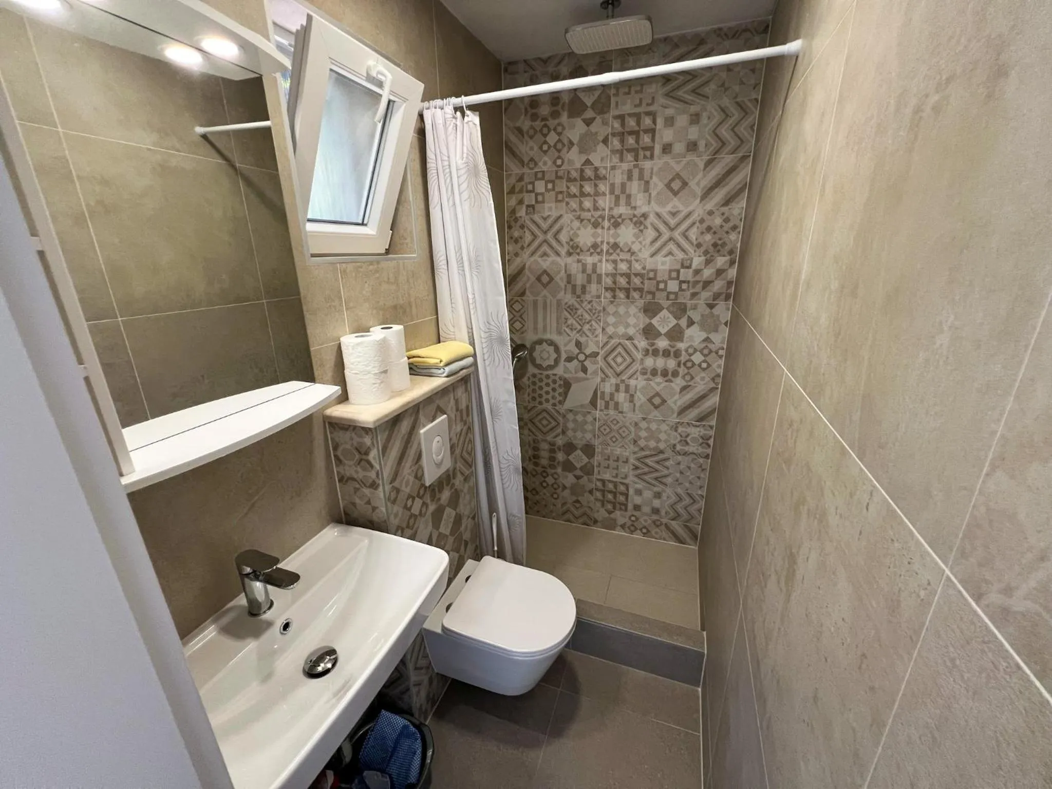 Shower in Robinson Olympos