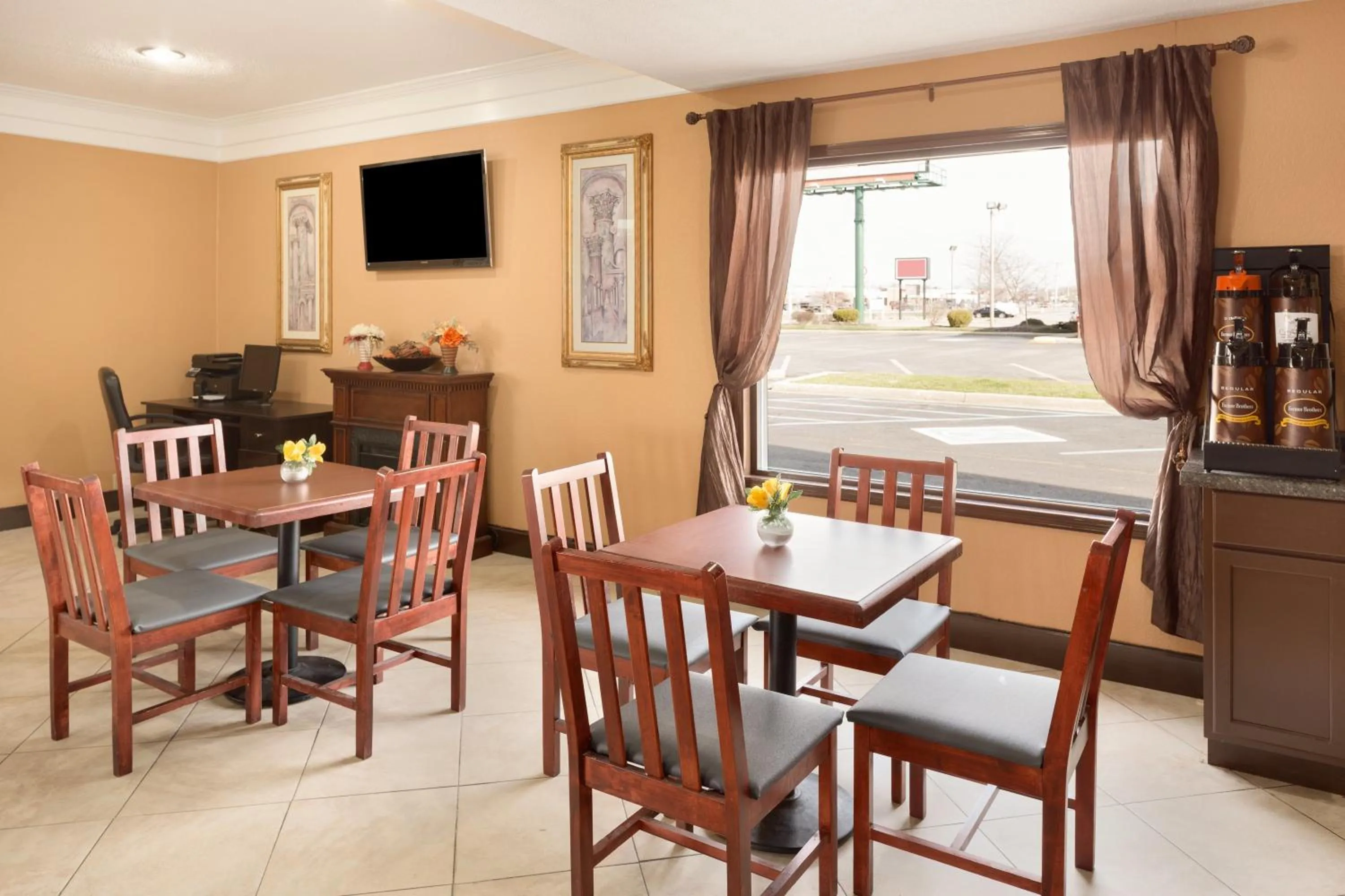 Restaurant/places to eat in Days Inn by Wyndham Anderson IN