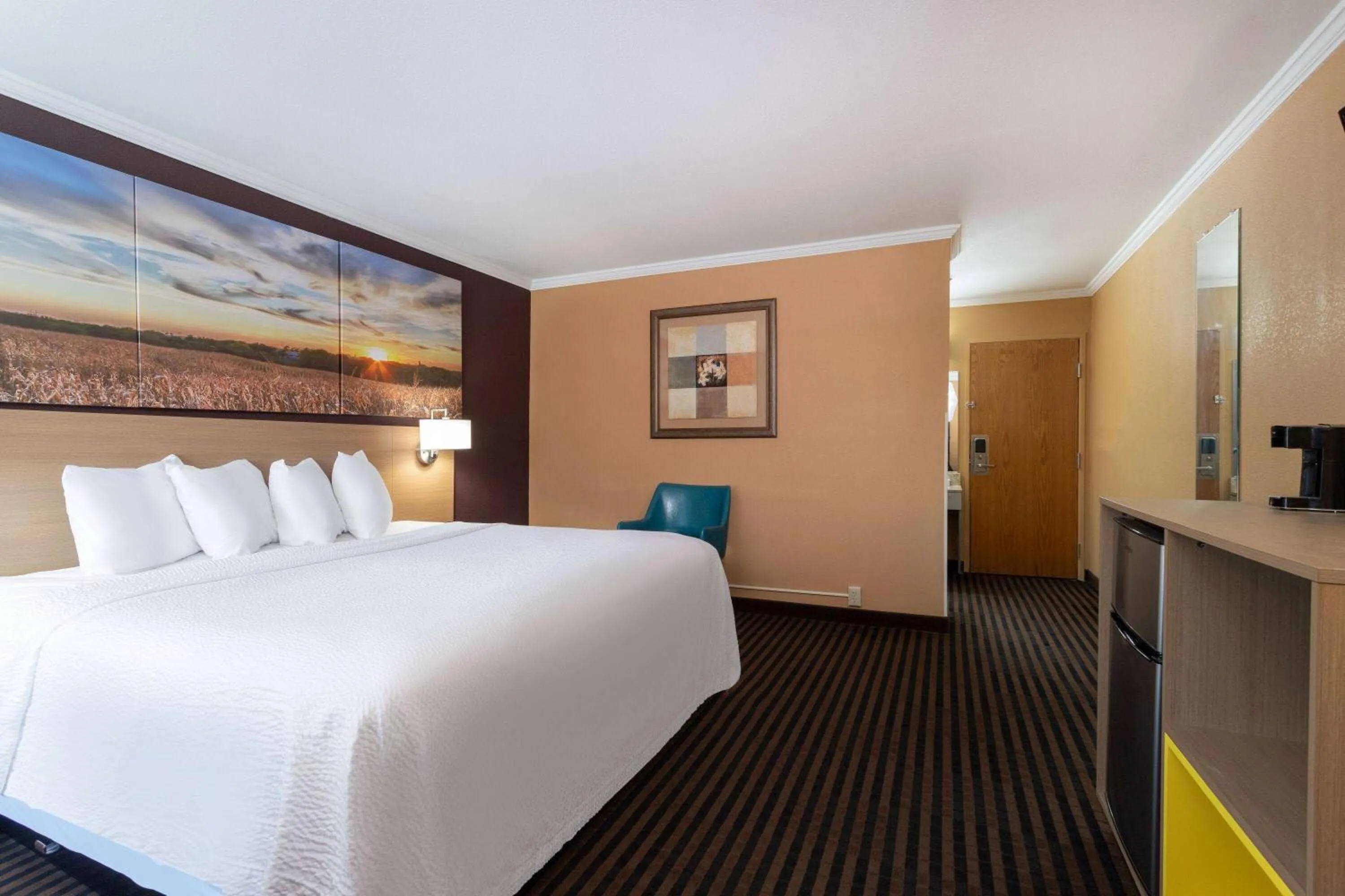 Photo of the whole room, Bed in Days Inn by Wyndham Anderson IN