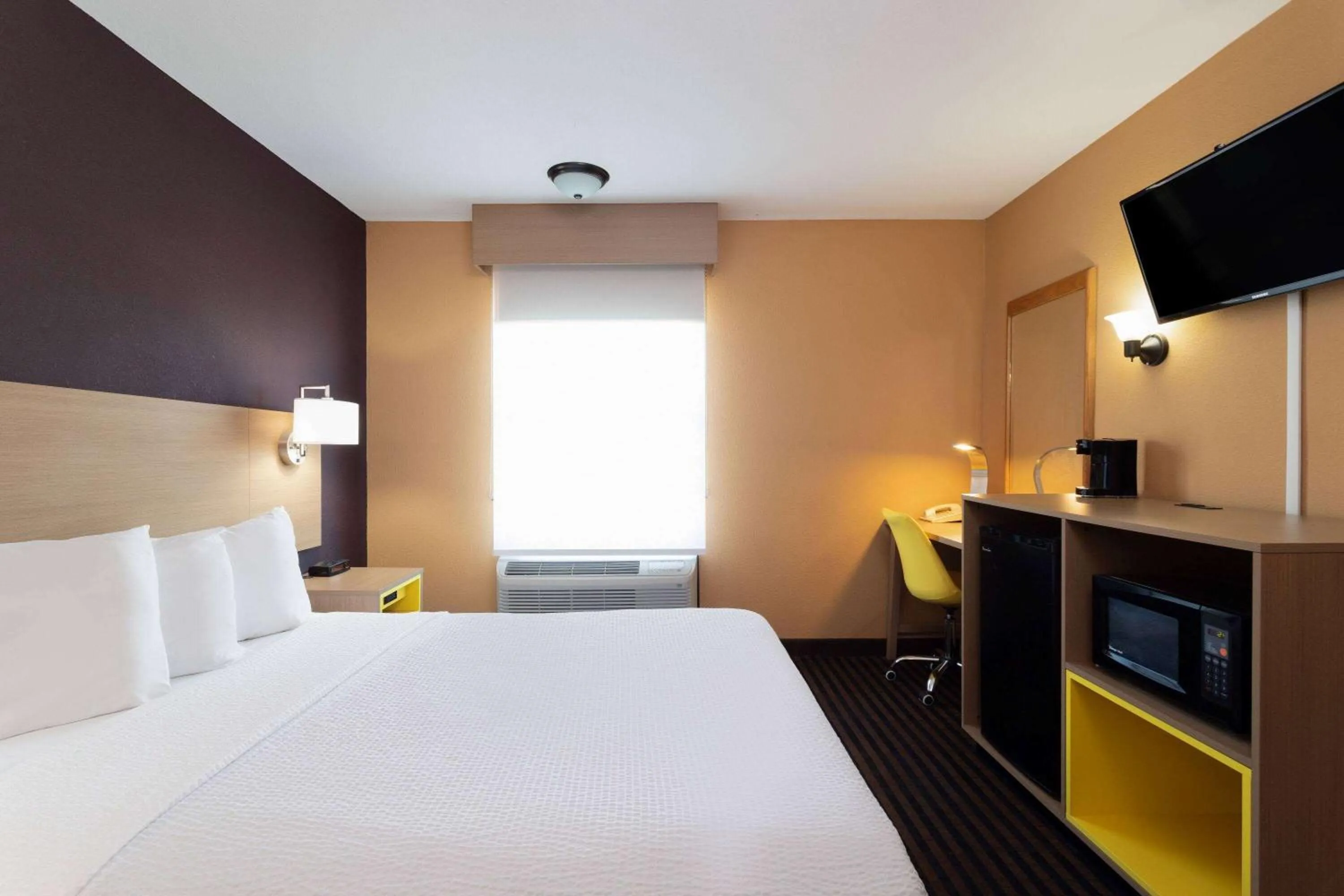 Photo of the whole room, Bed in Days Inn by Wyndham Anderson IN